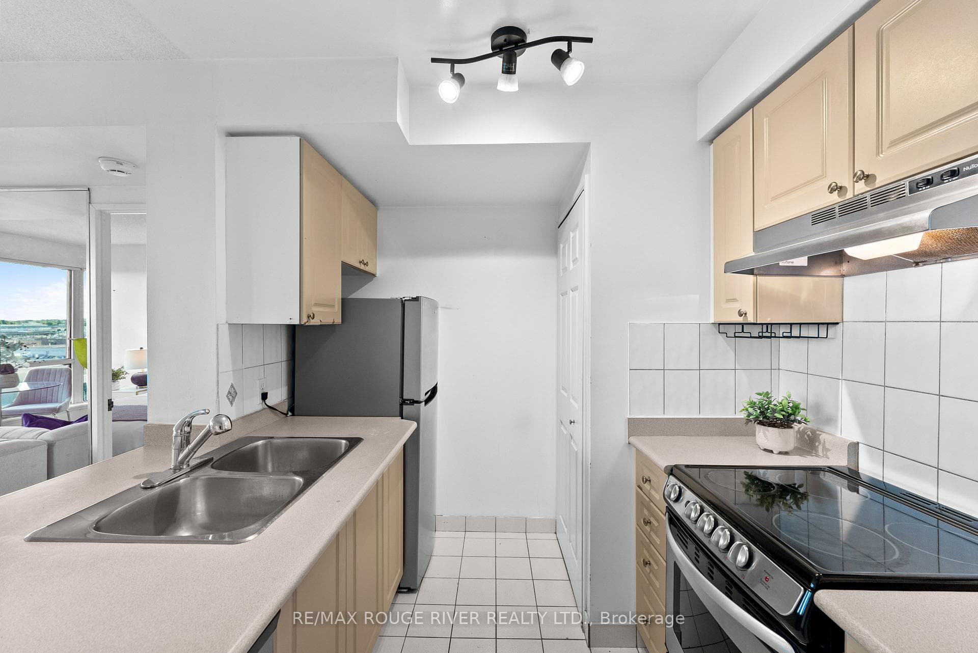 8 Lee Centre Drive Unit 702 photo 6