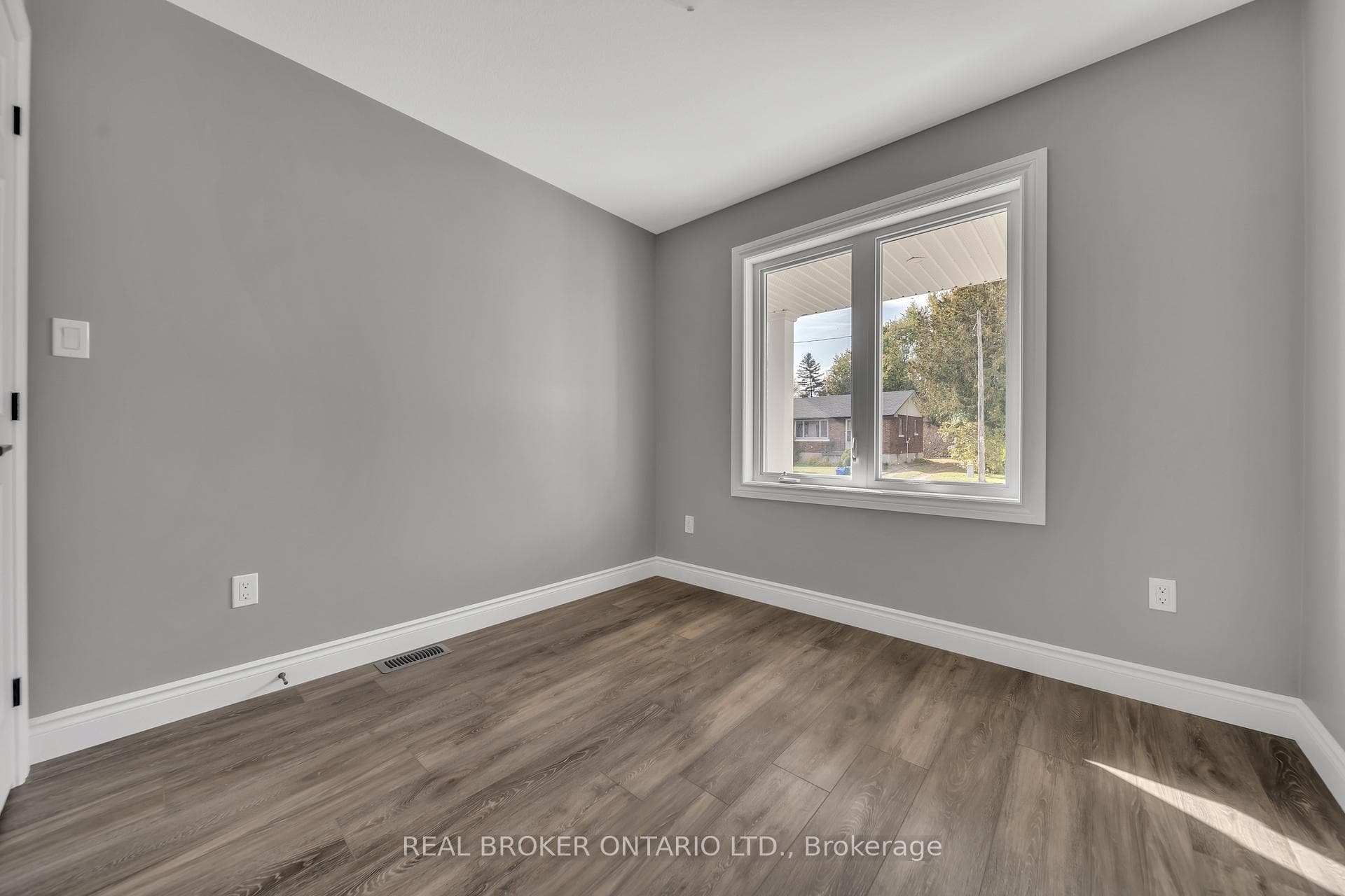 213 QUEEN Street photo 6