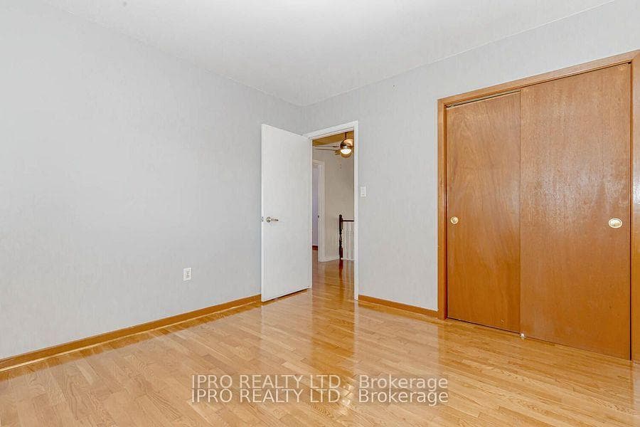 211 Leaside Drive photo 34