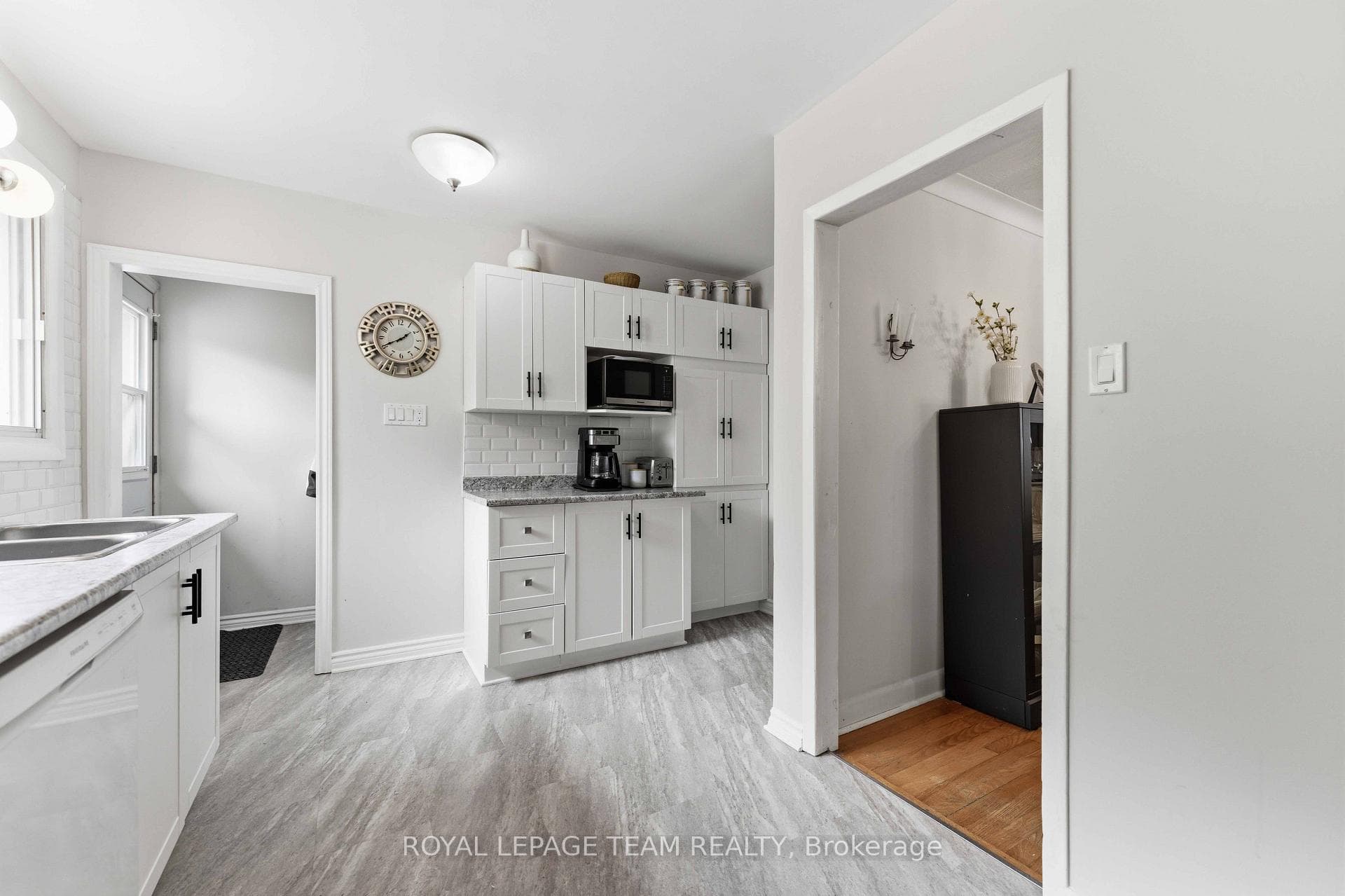 1155 Agincourt Road photo 16