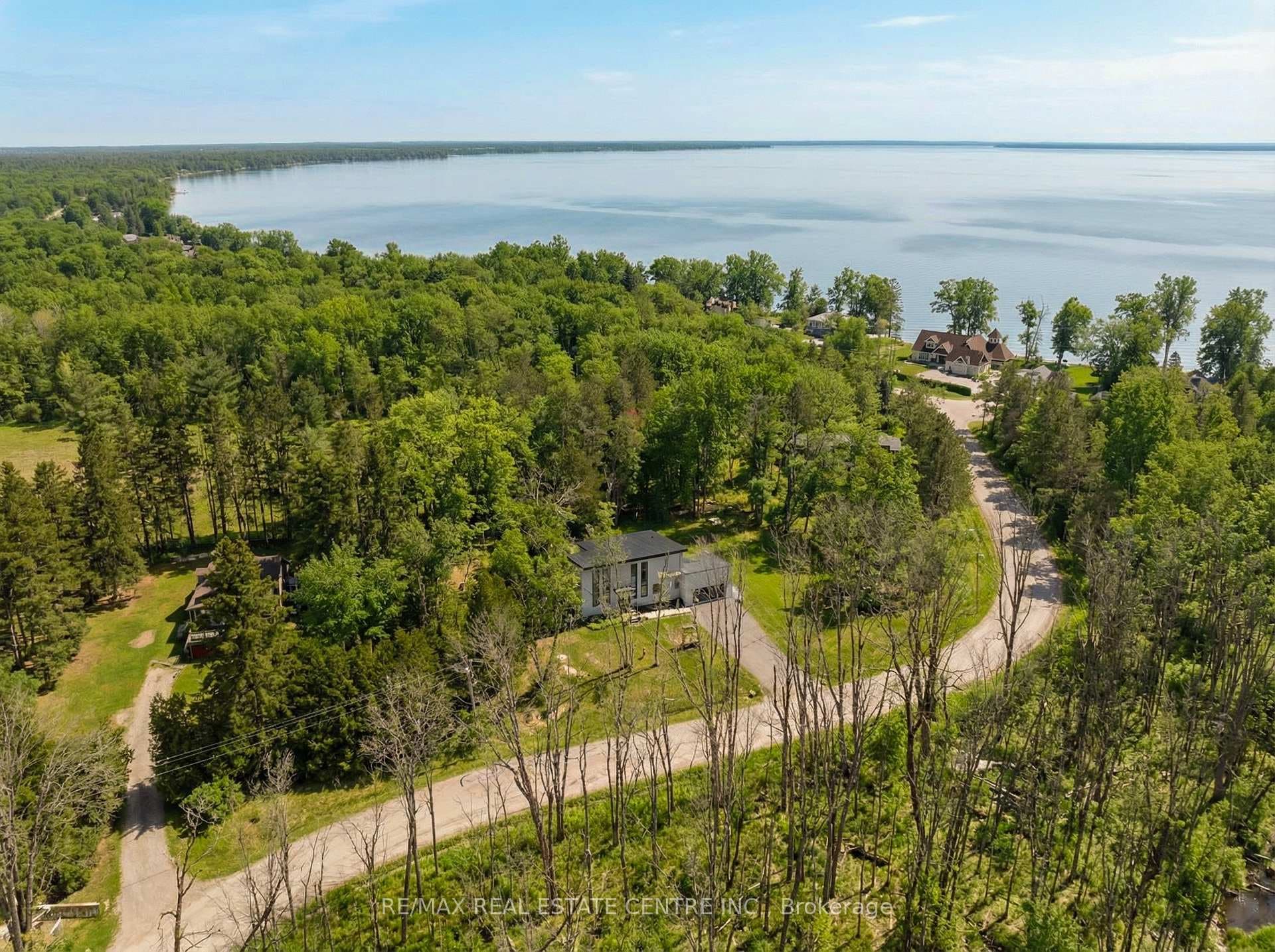 close proximity to Lake Simcoe