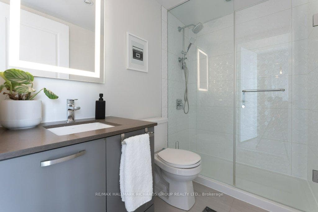 2301 Danforth Avenue Unit 807 photo 12