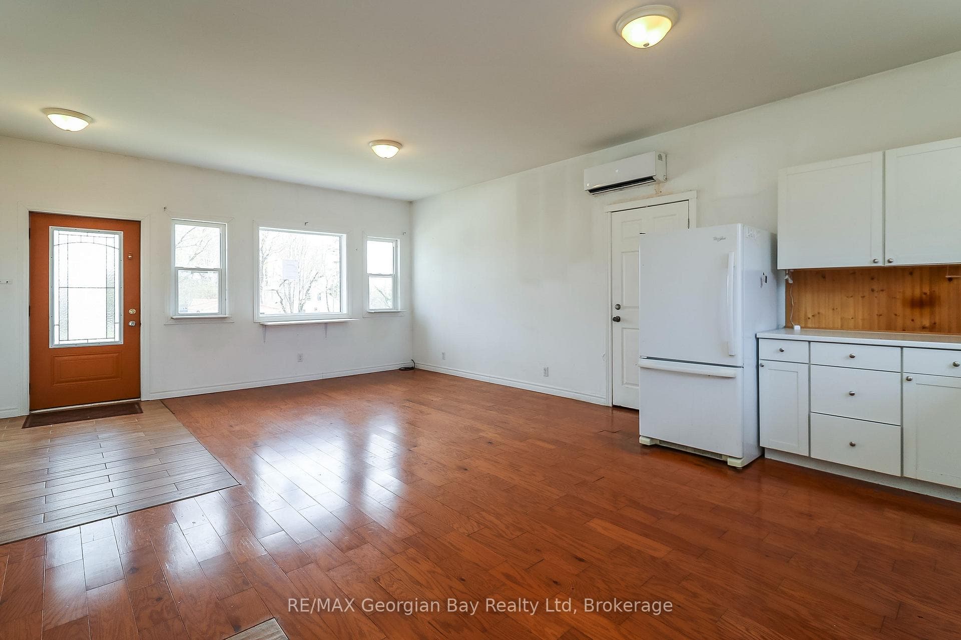 M/F 4 BEDROOM UNIT LIVING ROOM