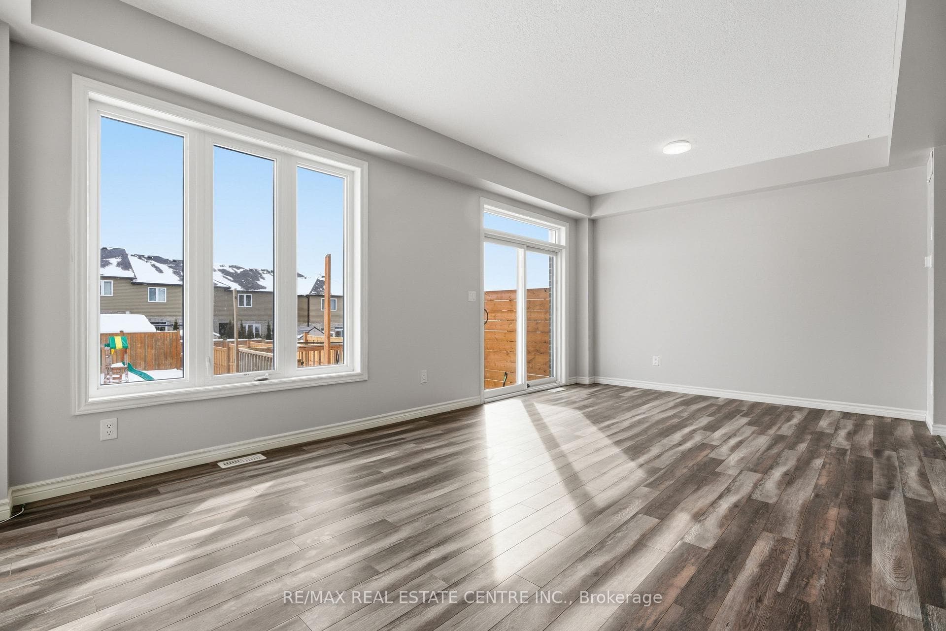 120 Links Crescent photo 6