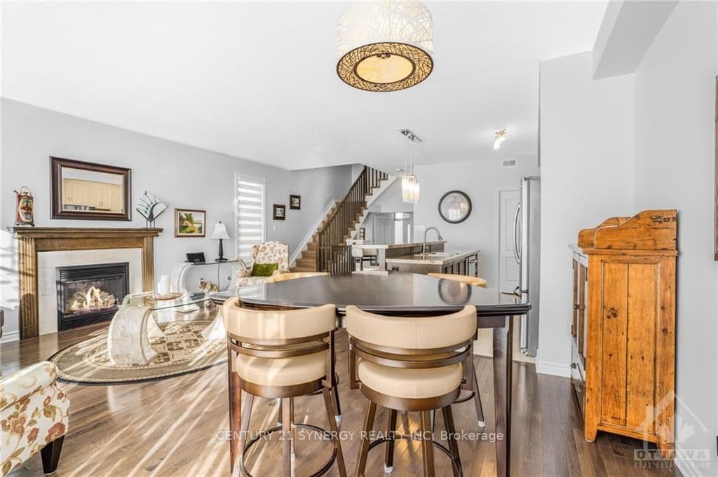 715 HAZELNUT Crescent photo 6