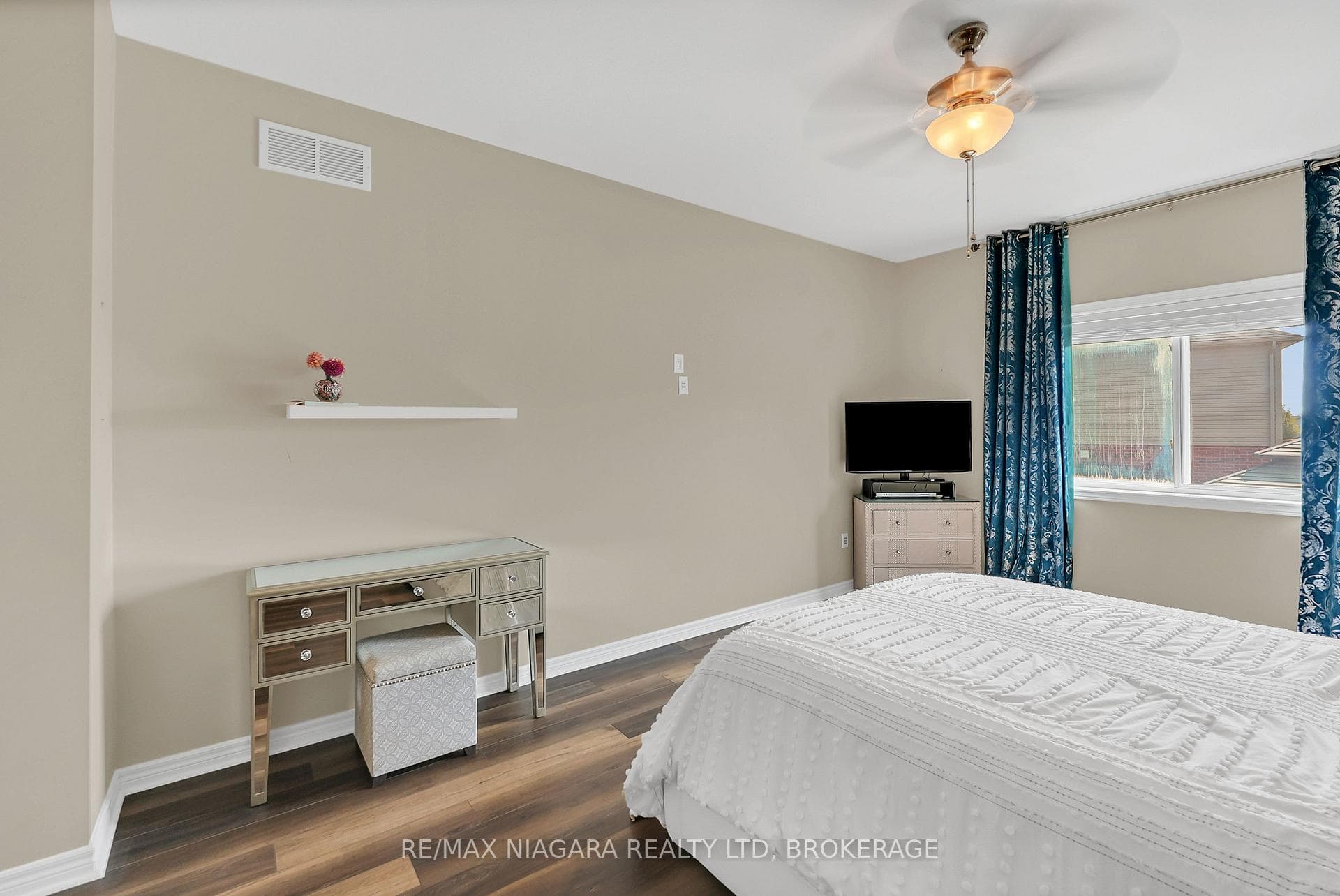 8738 Upper Canada Drive photo 17