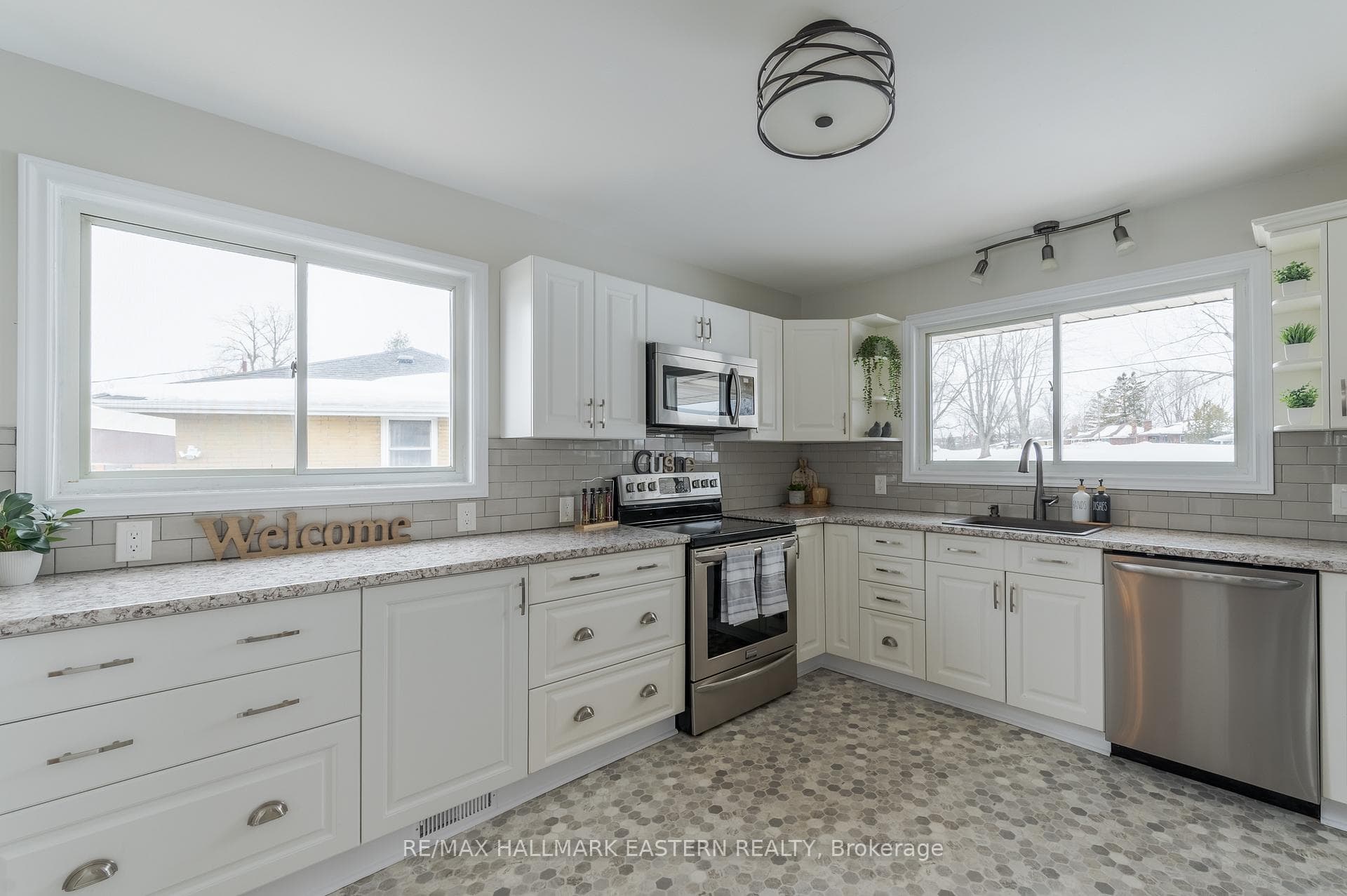 990 Oriole Crescent photo 7