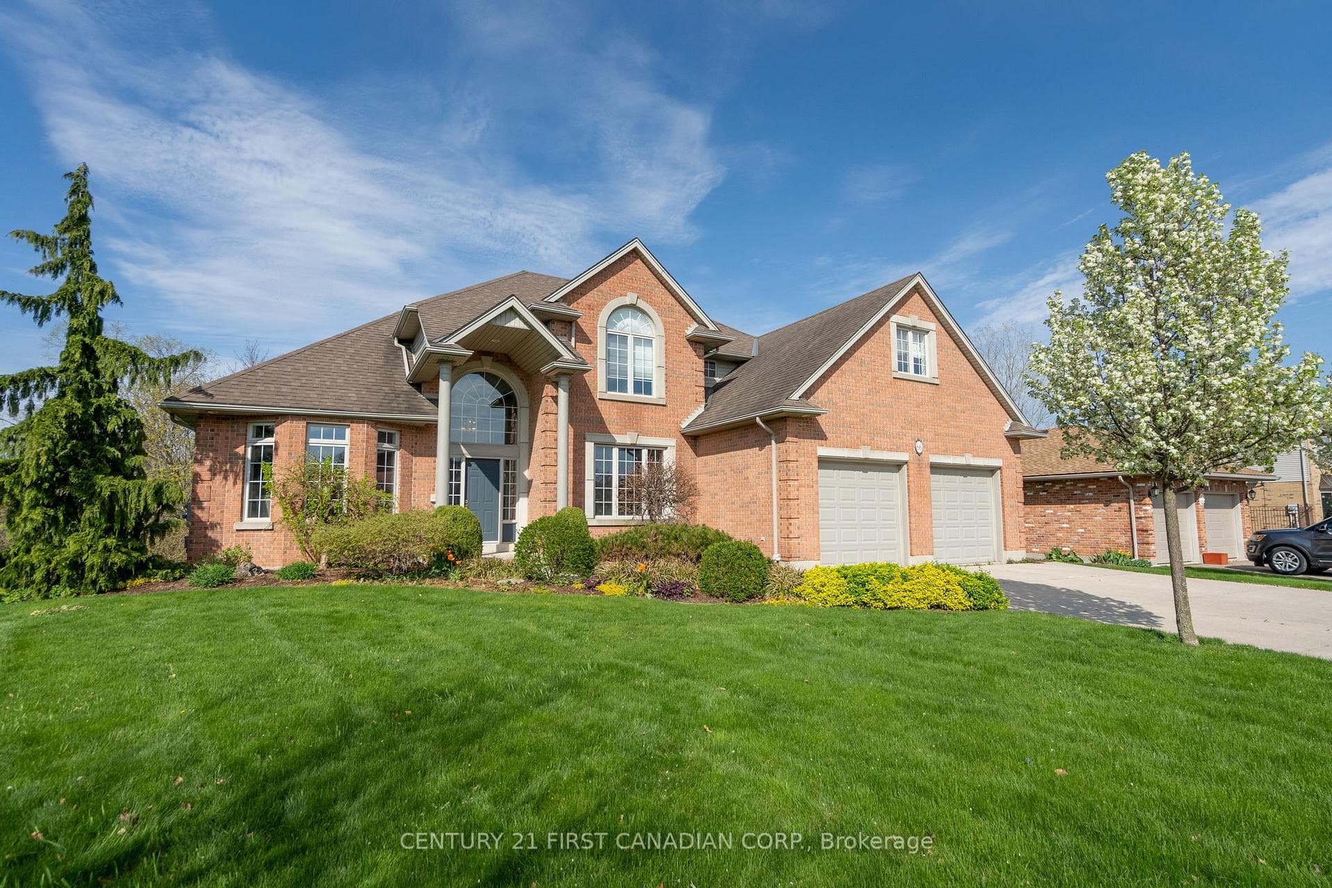 66 Valleyview Crescent photo 1