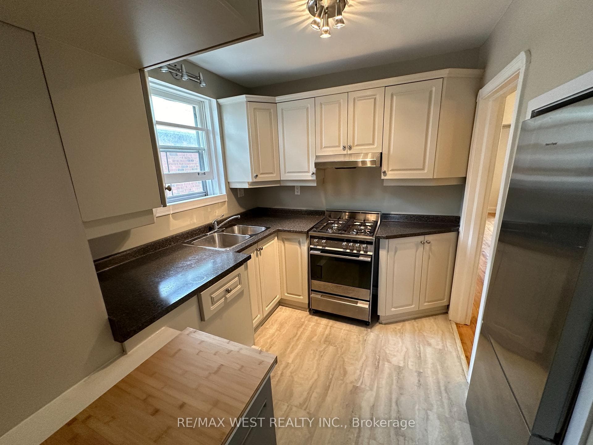 89 Albert Avenue photo 12
