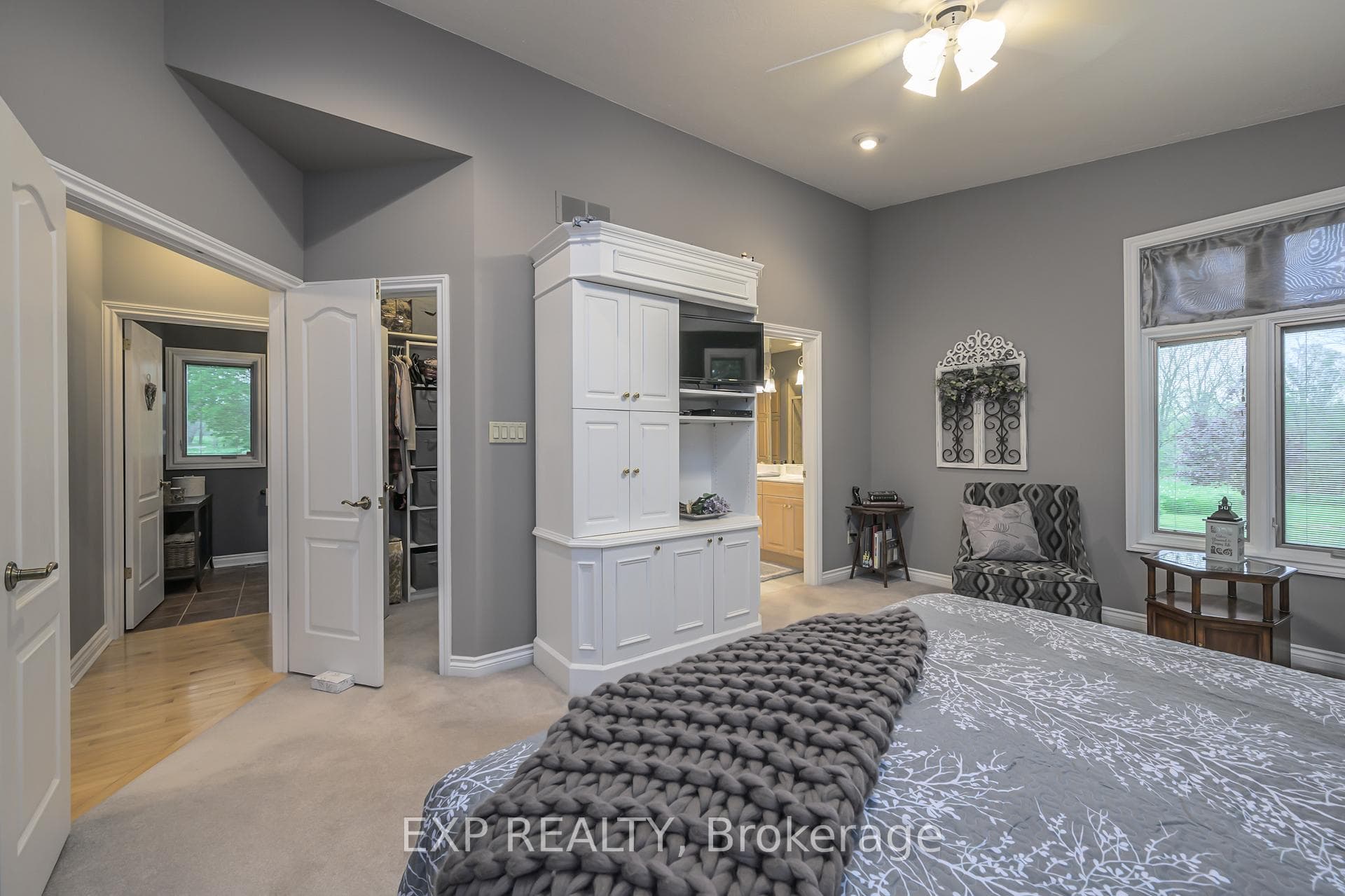 5587 Catherine Street photo 24