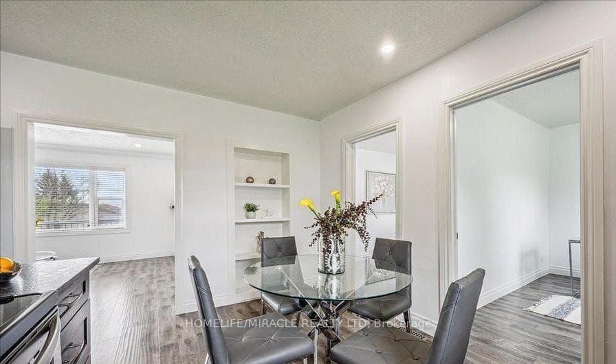 570 Victoria Street photo 9