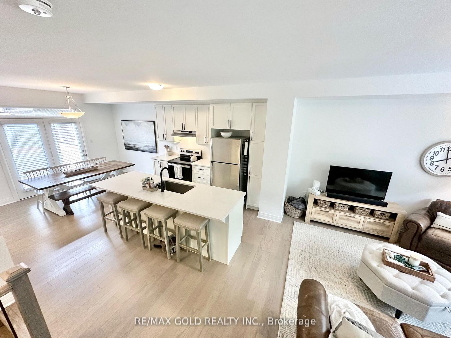 4076 Kadic Terrace photo 2