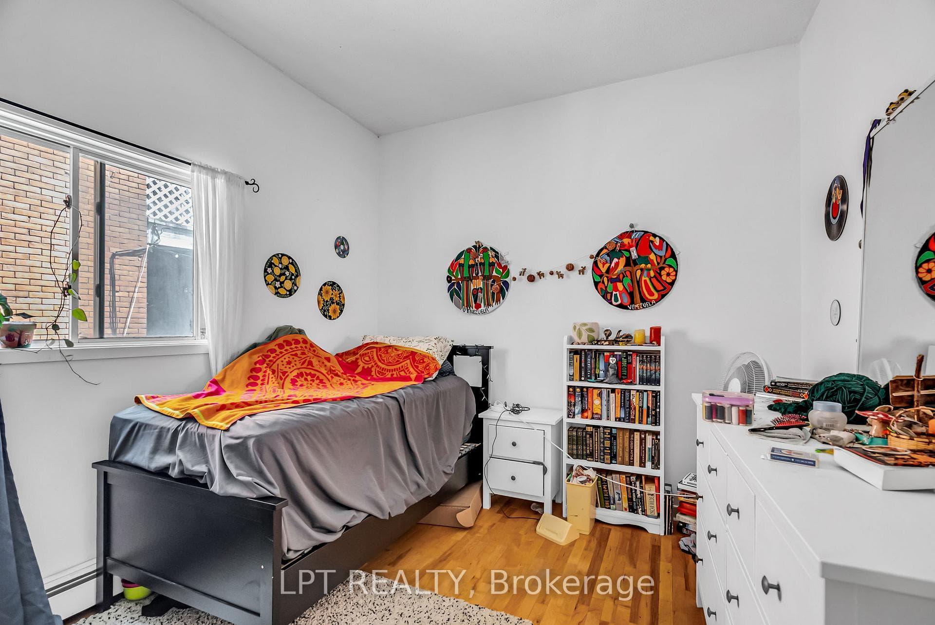558 Gilmour Street photo 12