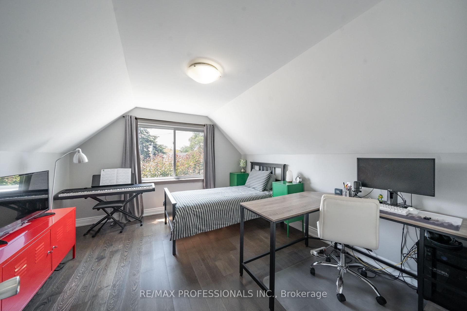 725 Pharmacy Avenue photo 10