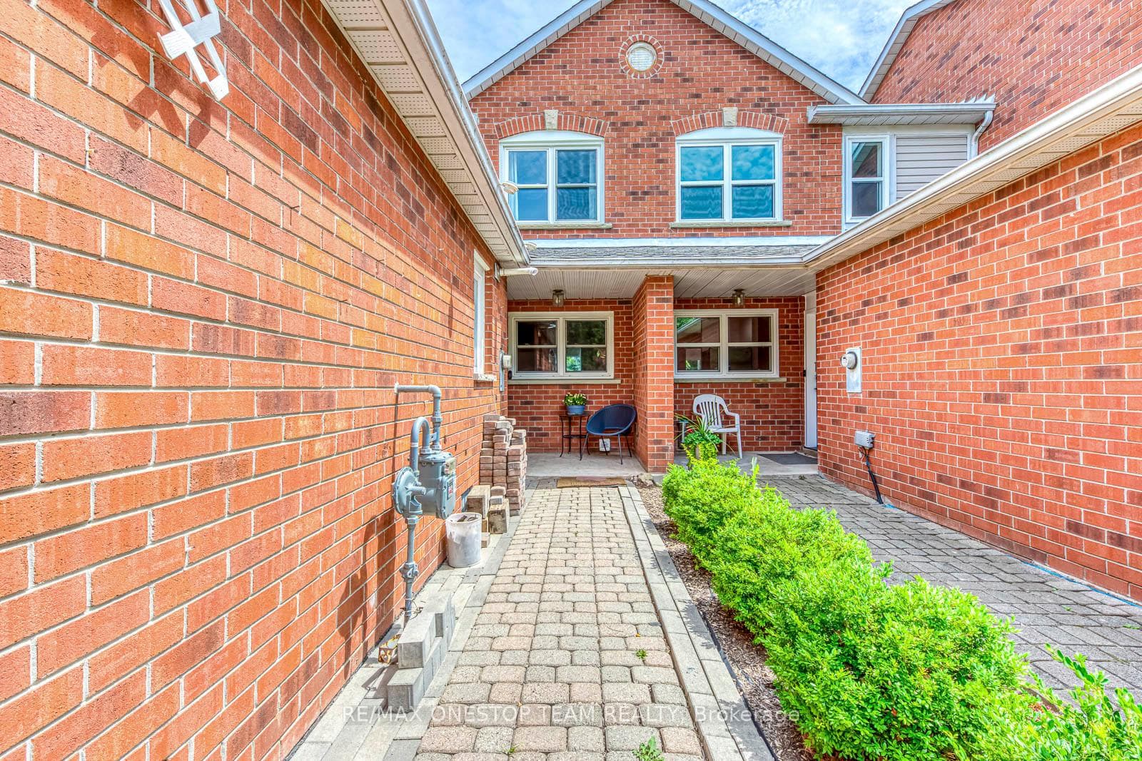 1068 Queens Avenue photo 2