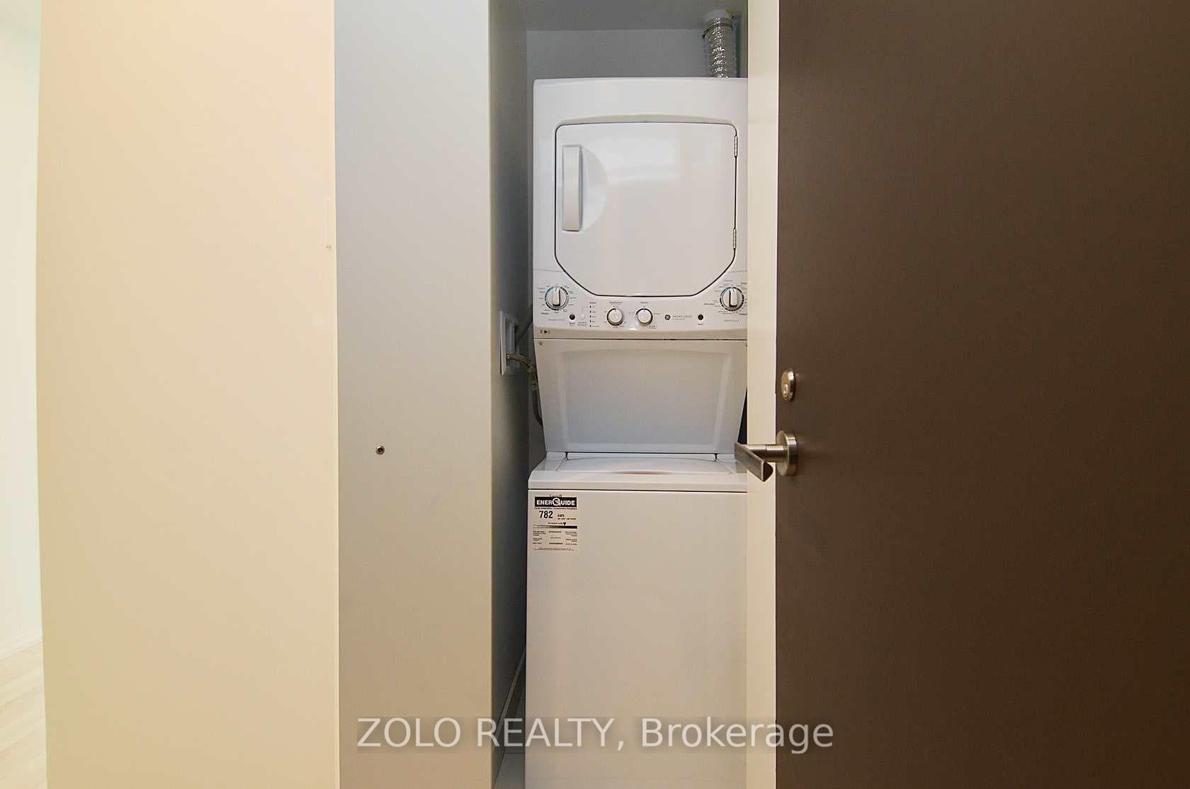 197 Yonge Street Unit 5202 photo 25