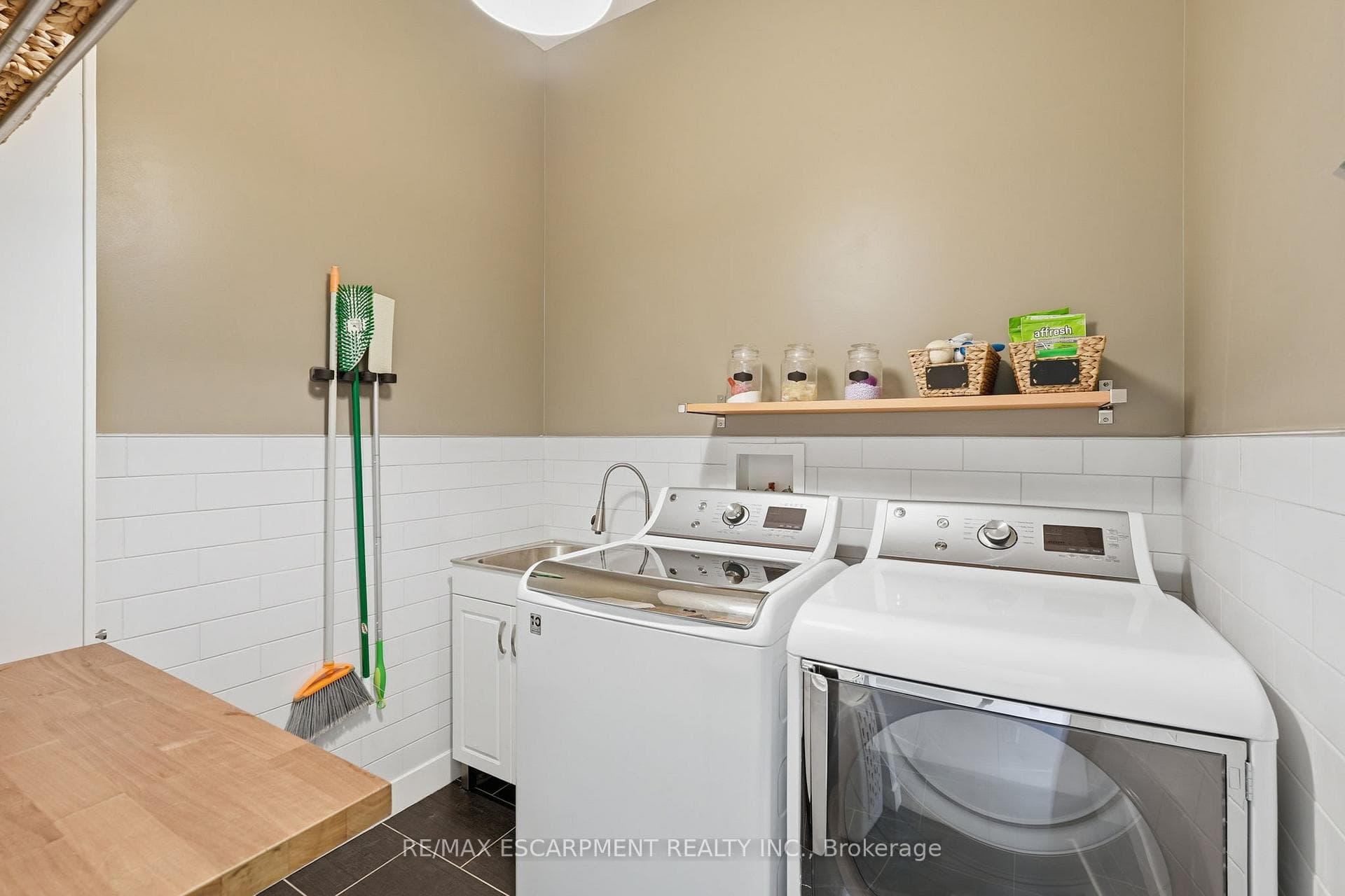 414 JOHN Street photo 39