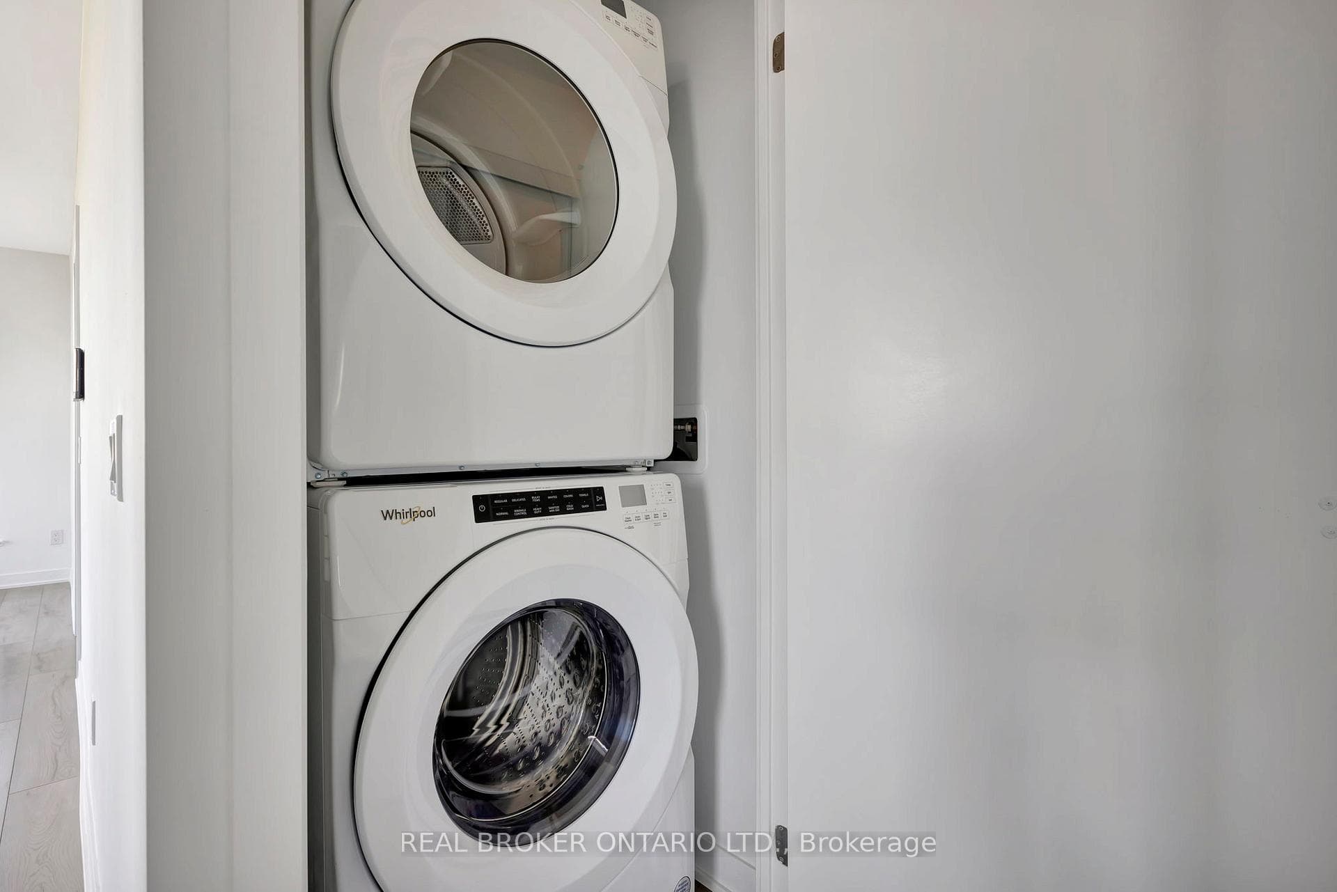 405 Dundas Street Unit 333 photo 25