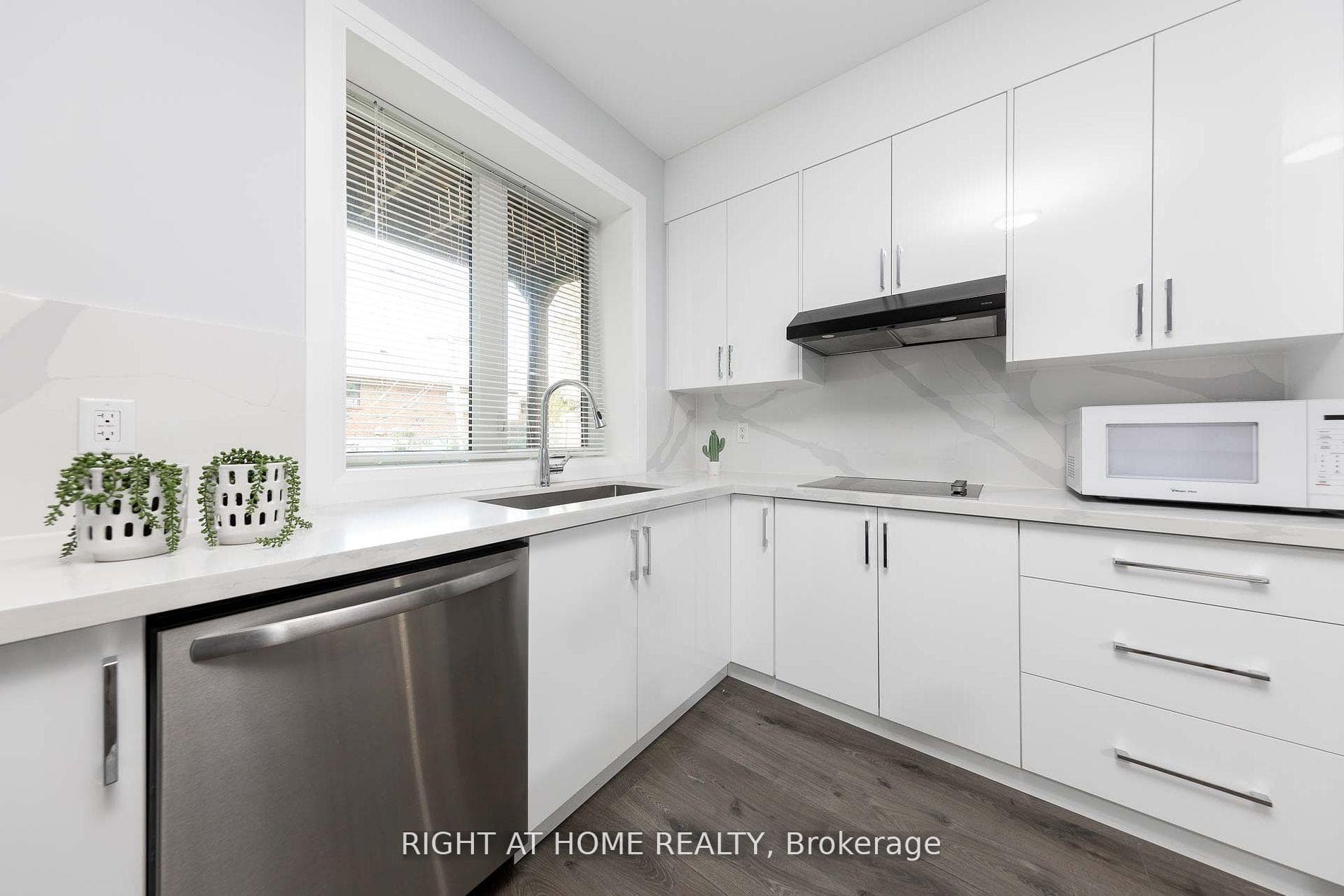 574A Pharmacy Avenue photo 34