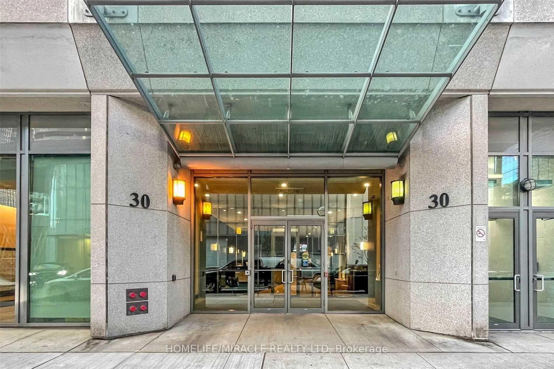 30 Grand Trunk Crescent Unit 1509 photo 2