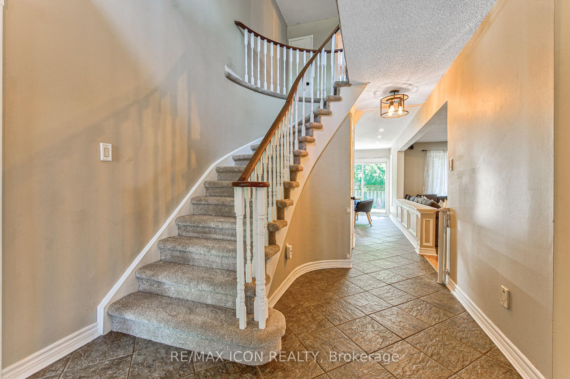 15 Hall Crescent photo 4