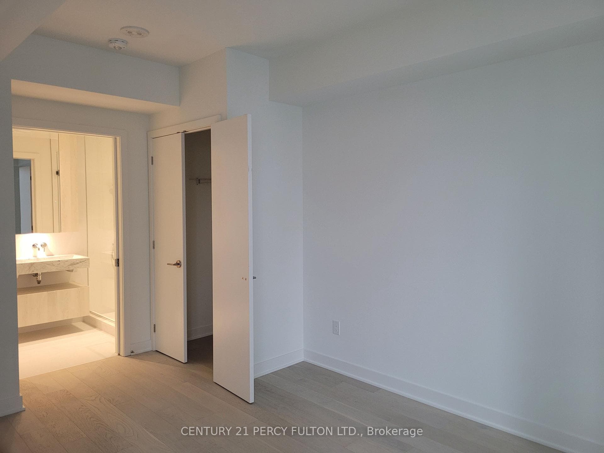 11 Yorkville Avenue Unit 2007 photo 8