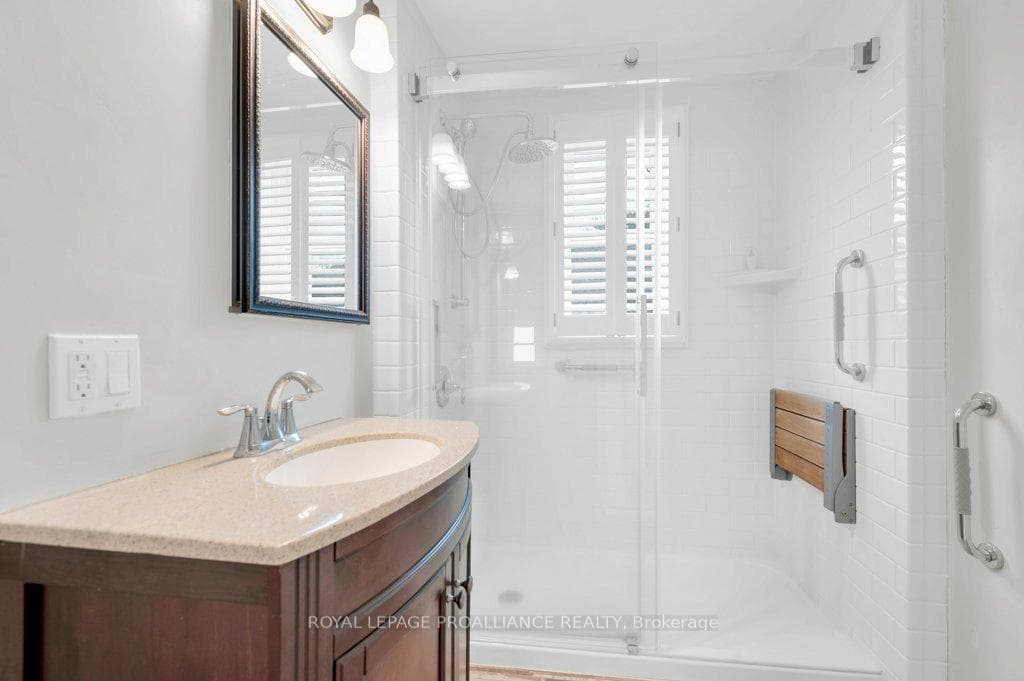 184 Bleecker Avenue photo 23