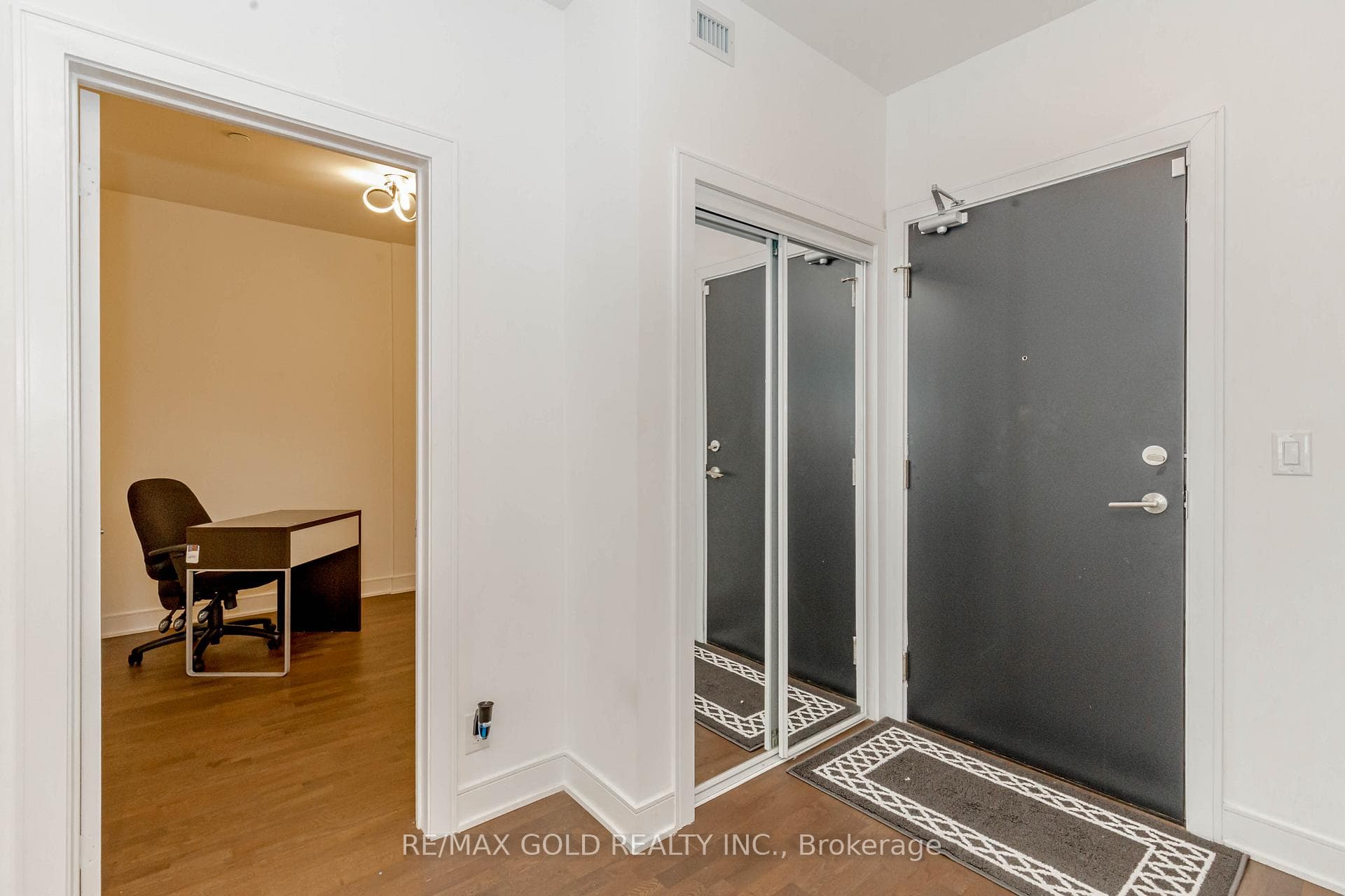 1575 Lakeshore Road Unit 103 photo 8