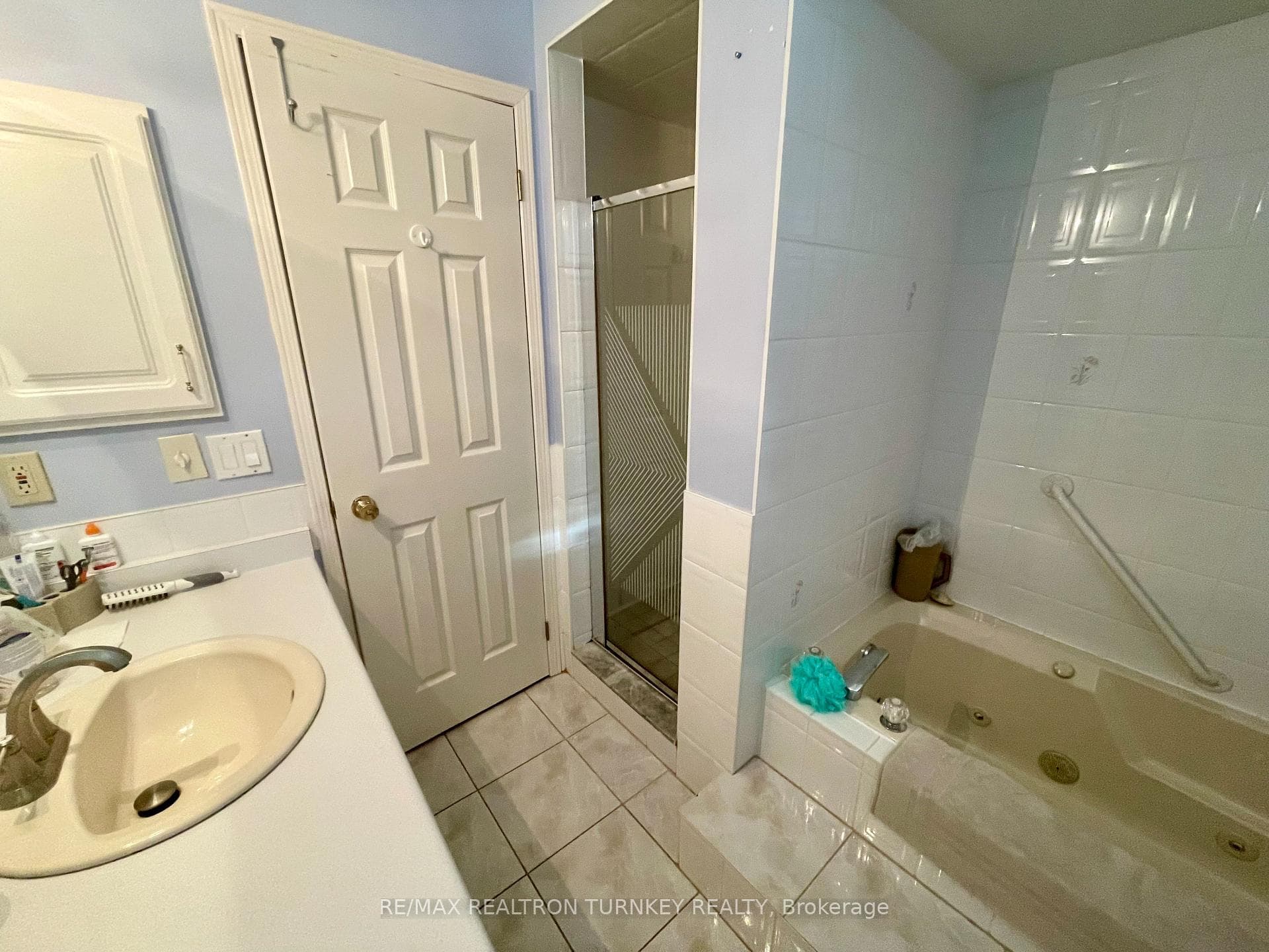 Separate Shower w Glass Door