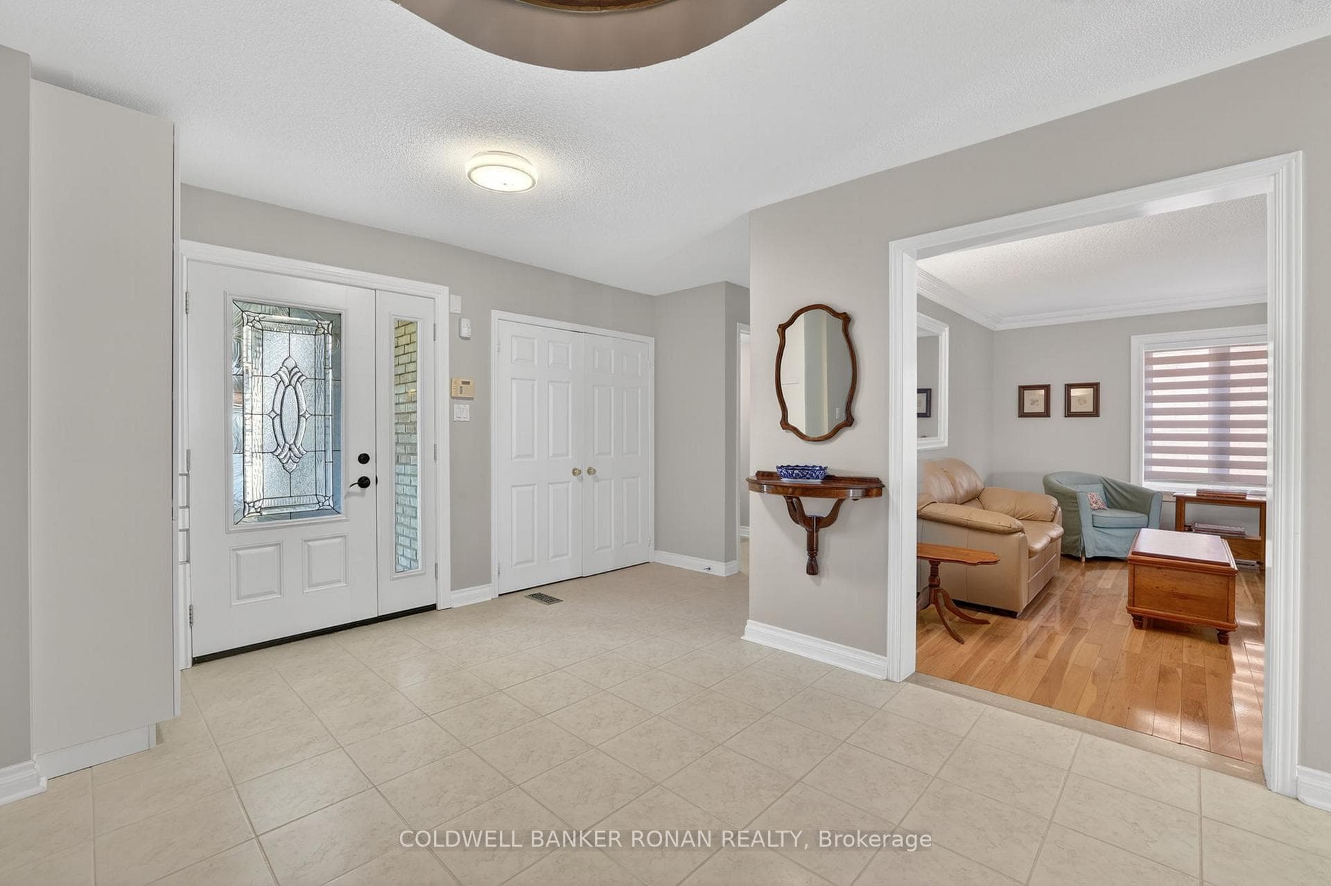 240 Howard Crescent photo 4
