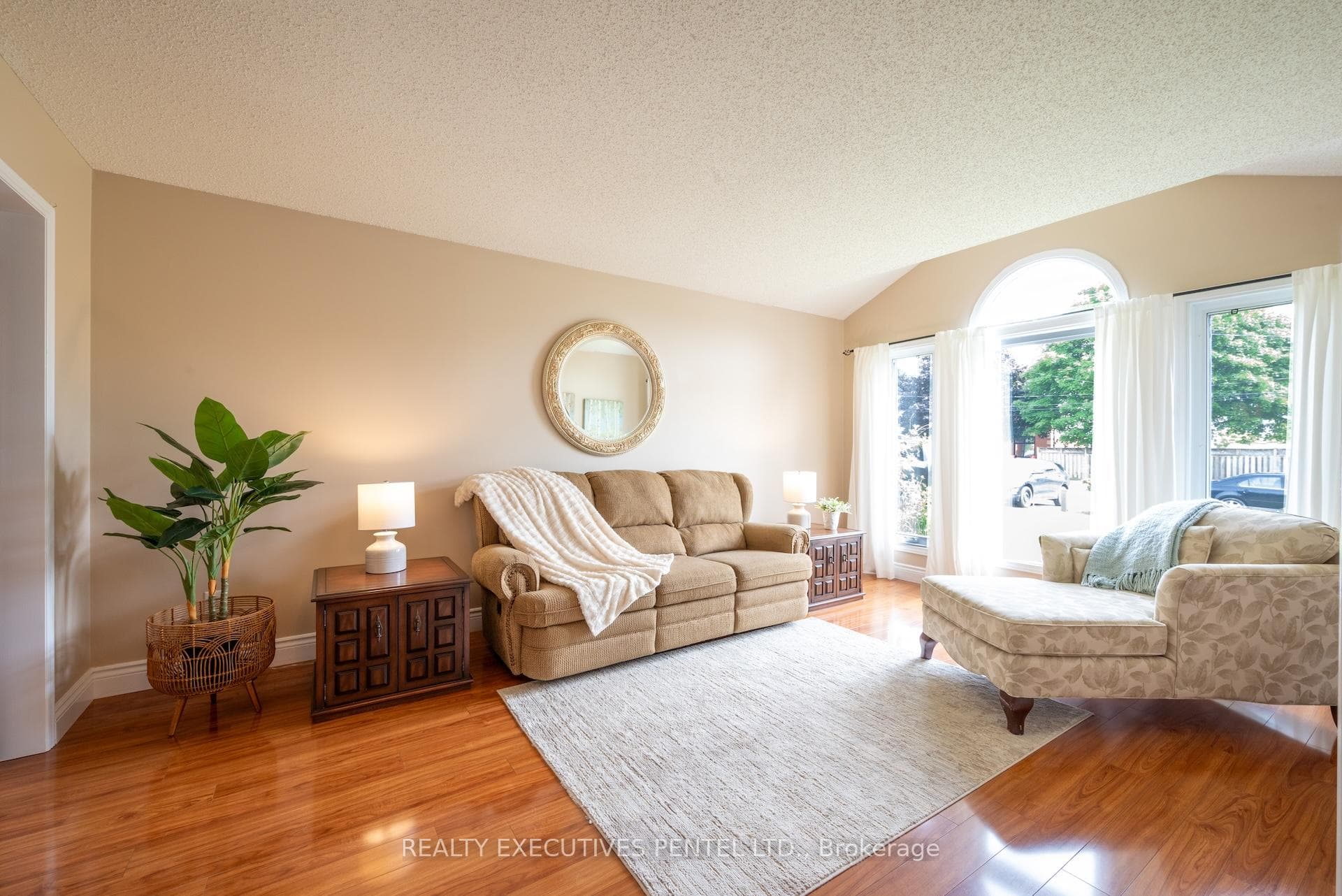 730 Daintry Crescent photo 6