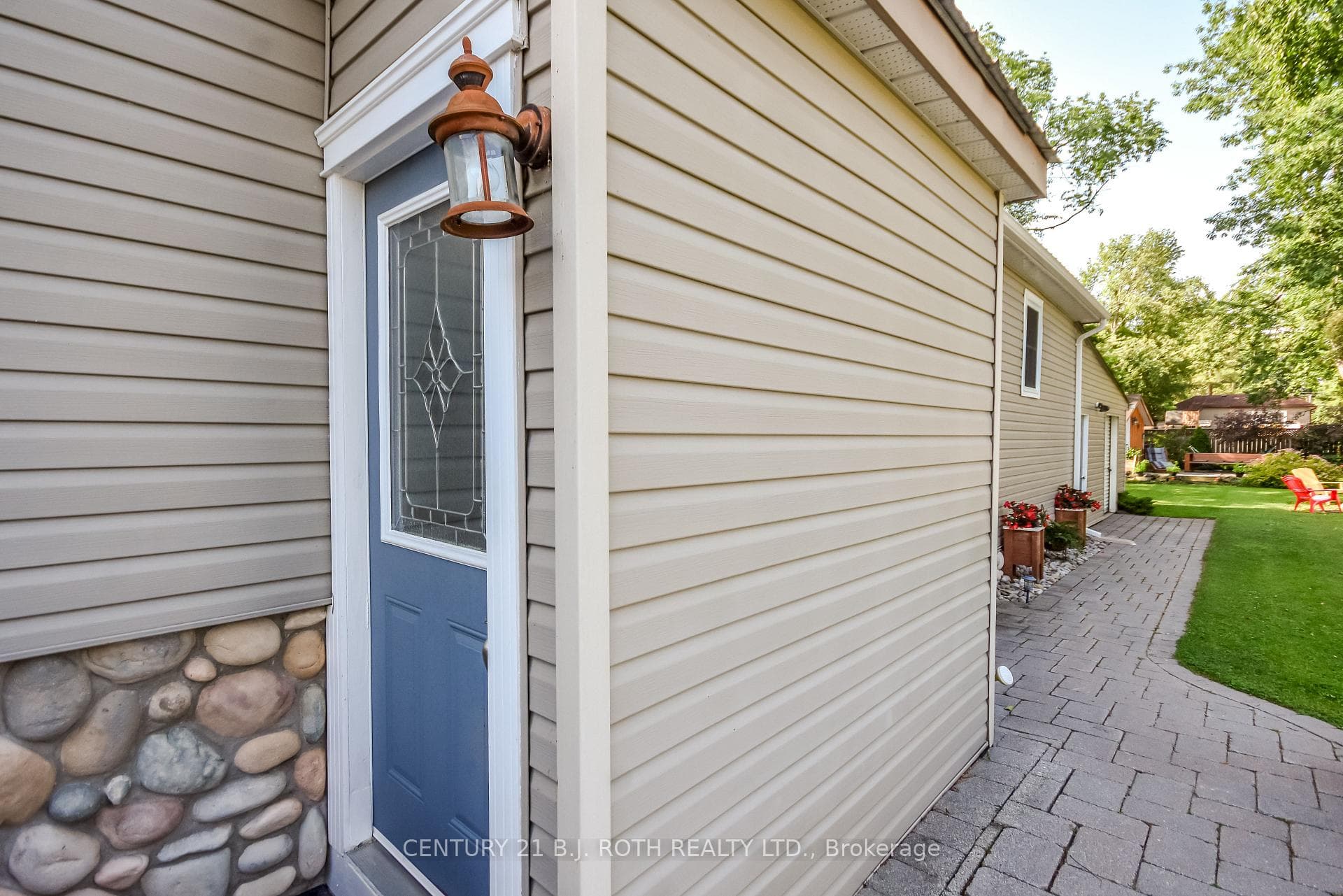 Convenient side entrance, come on in!