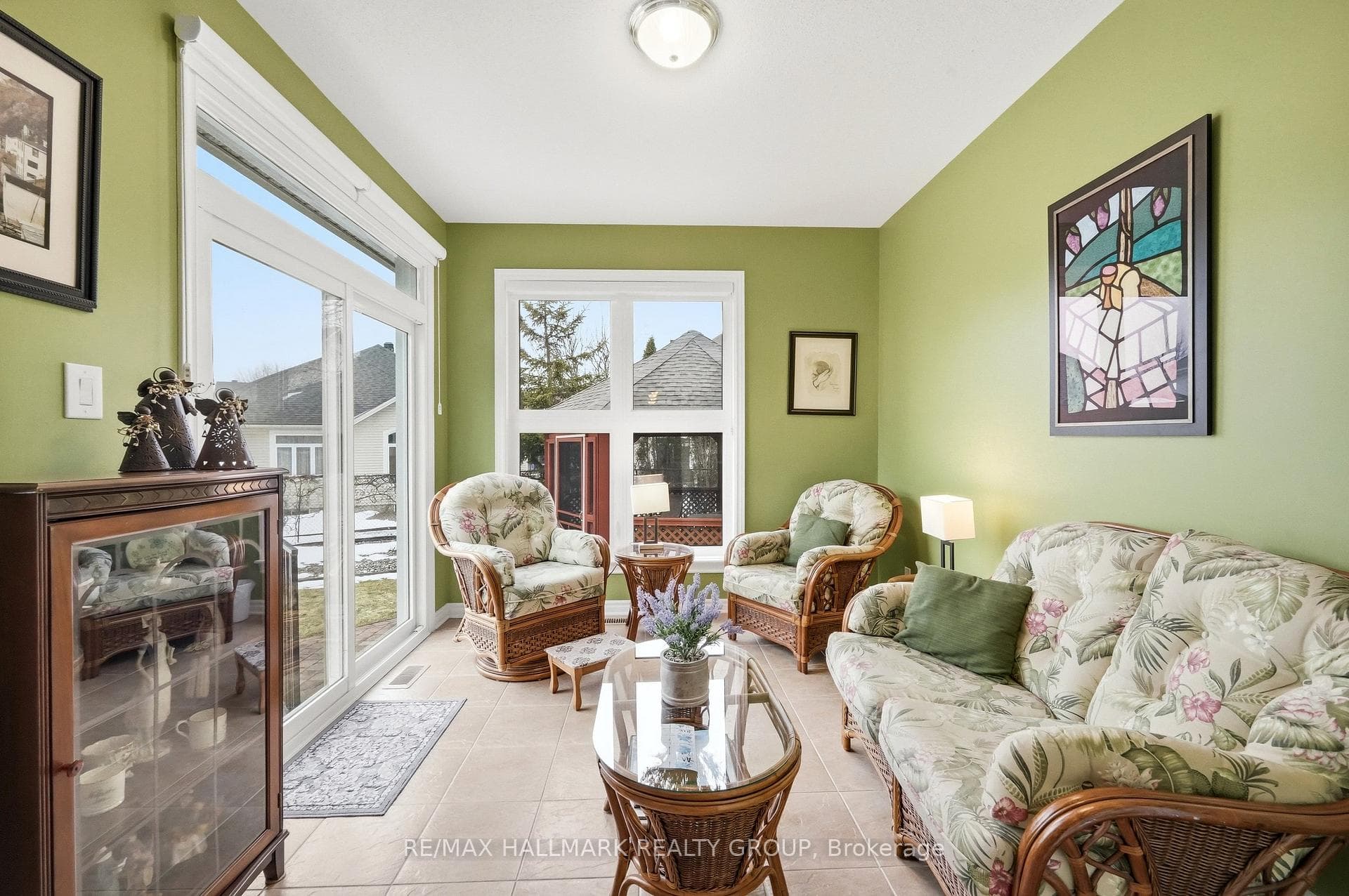 Spacious Sun Room / lots of windows