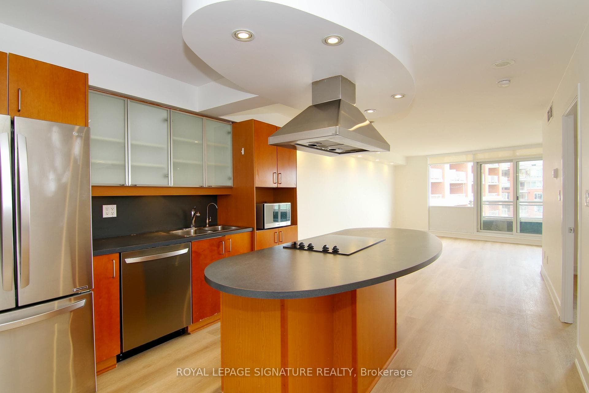 550 Queens Quay Unit 606 photo 2