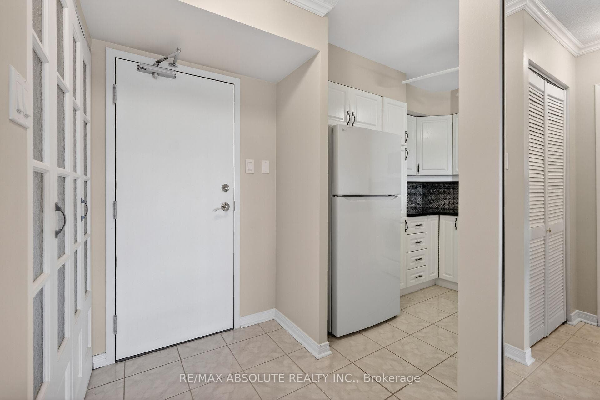 545 St Laurent Boulevard Unit 806 photo 3