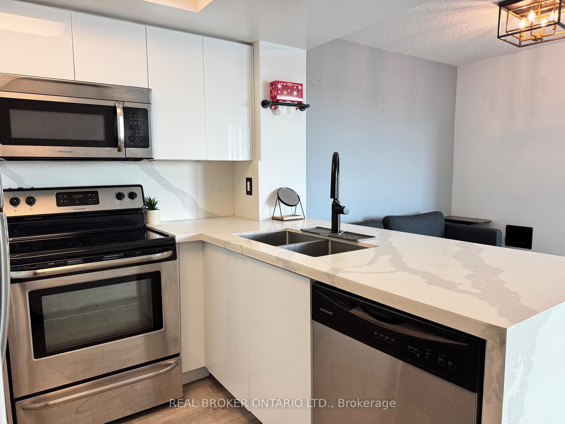 28 Harrison Garden Boulevard Unit 1203 photo 5