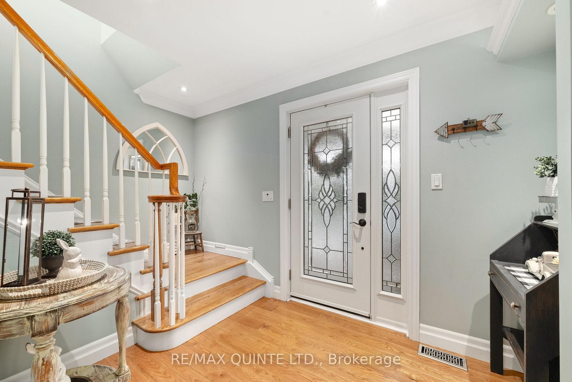 16 Beverley Crescent photo 3