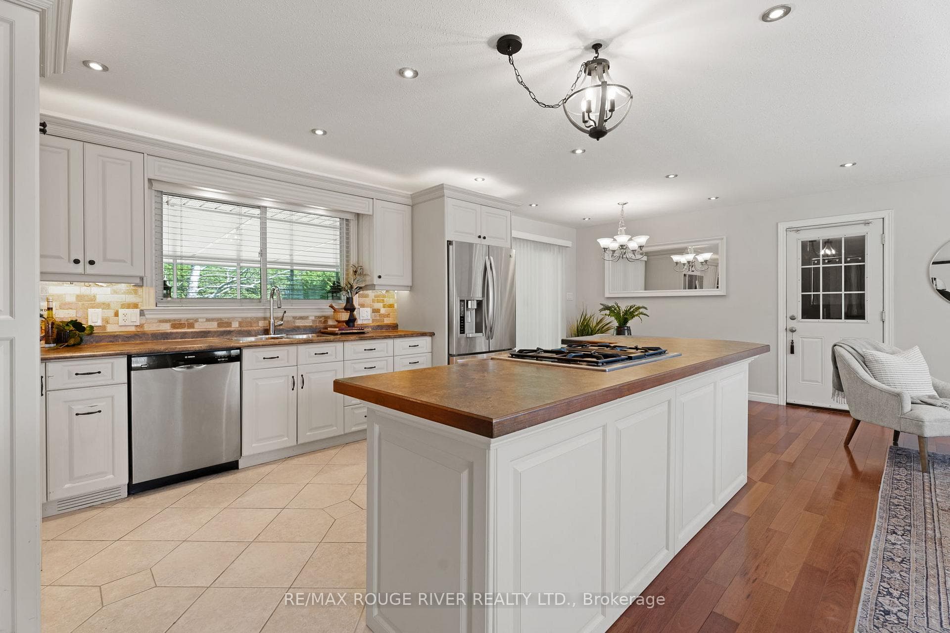 468 Victoria Street photo 10