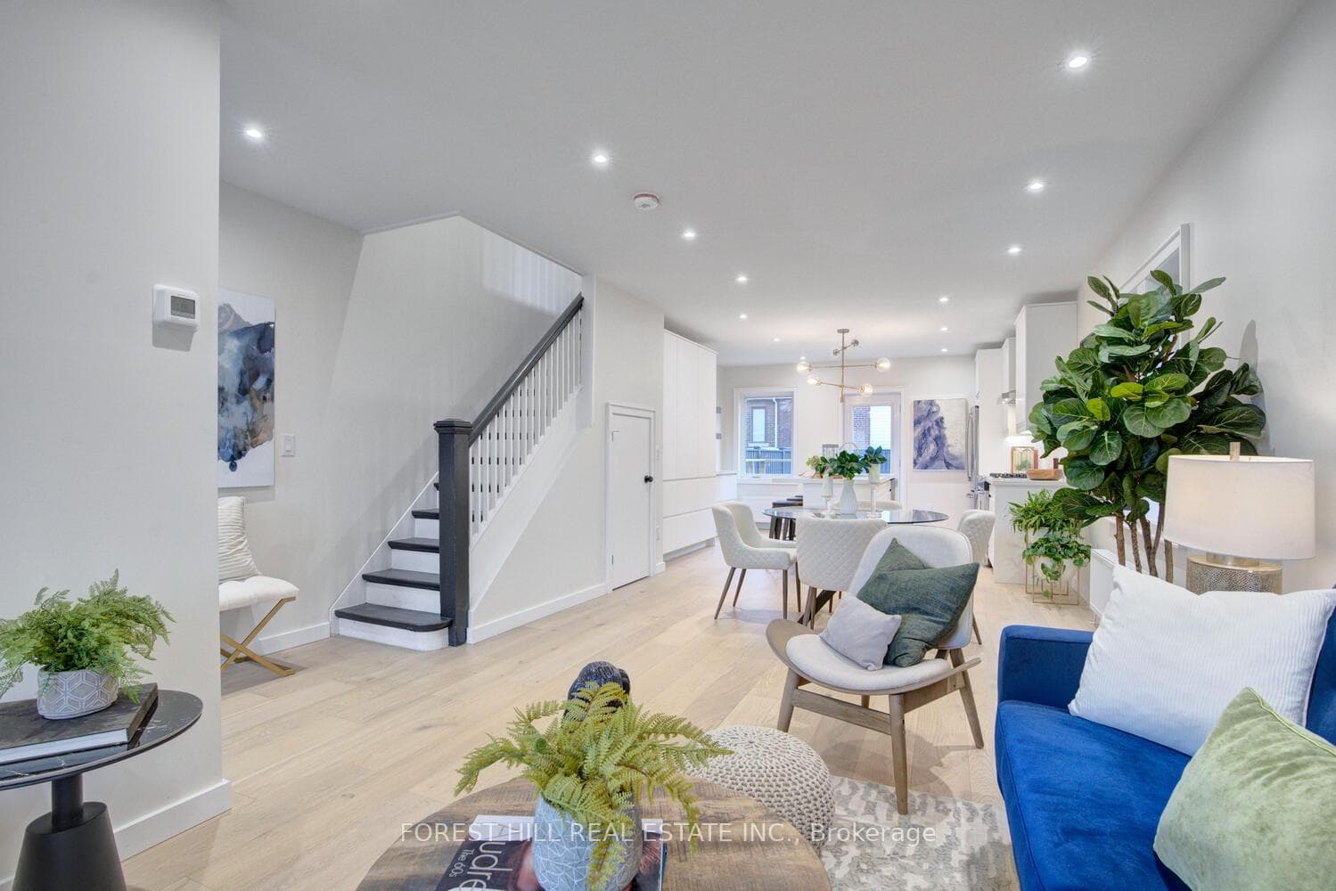 2353 Gerrard Street photo 4