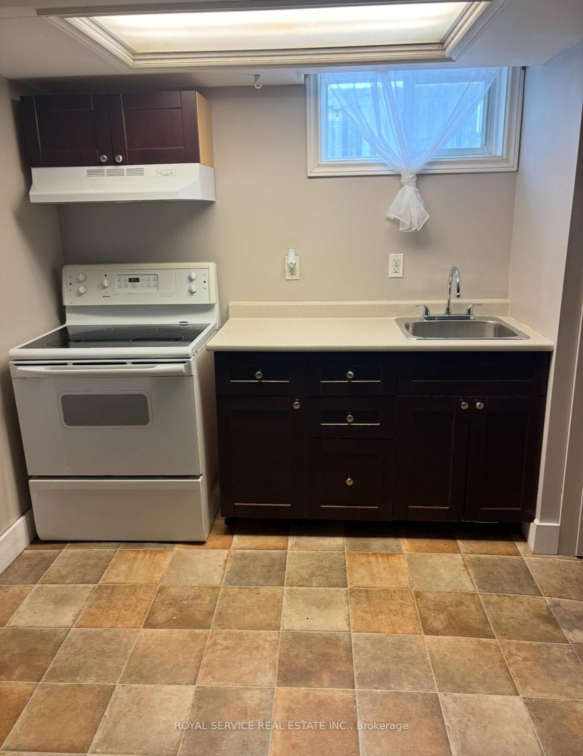 538 Shirley Street Unit B photo 2