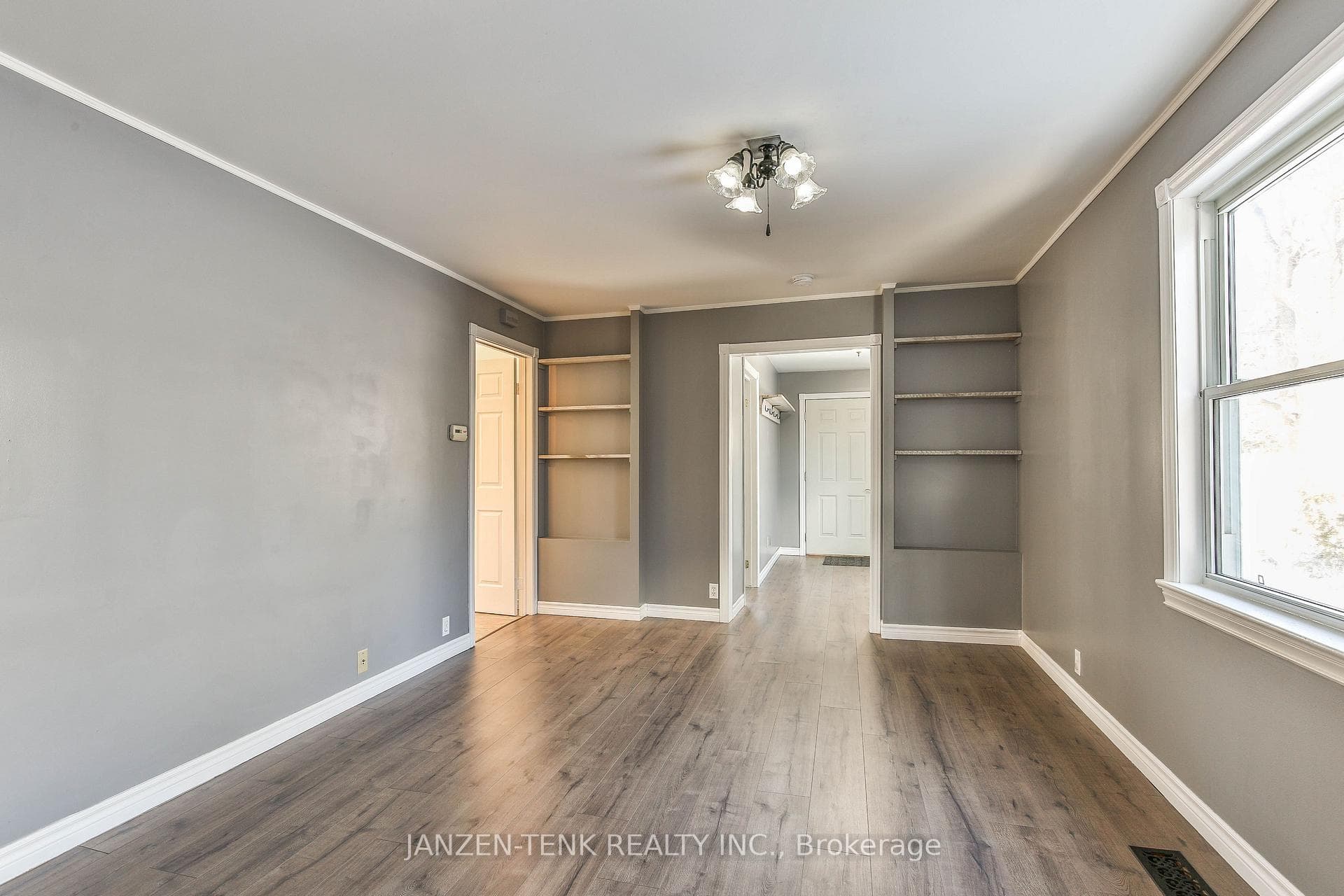 4073 Catherine Street photo 11