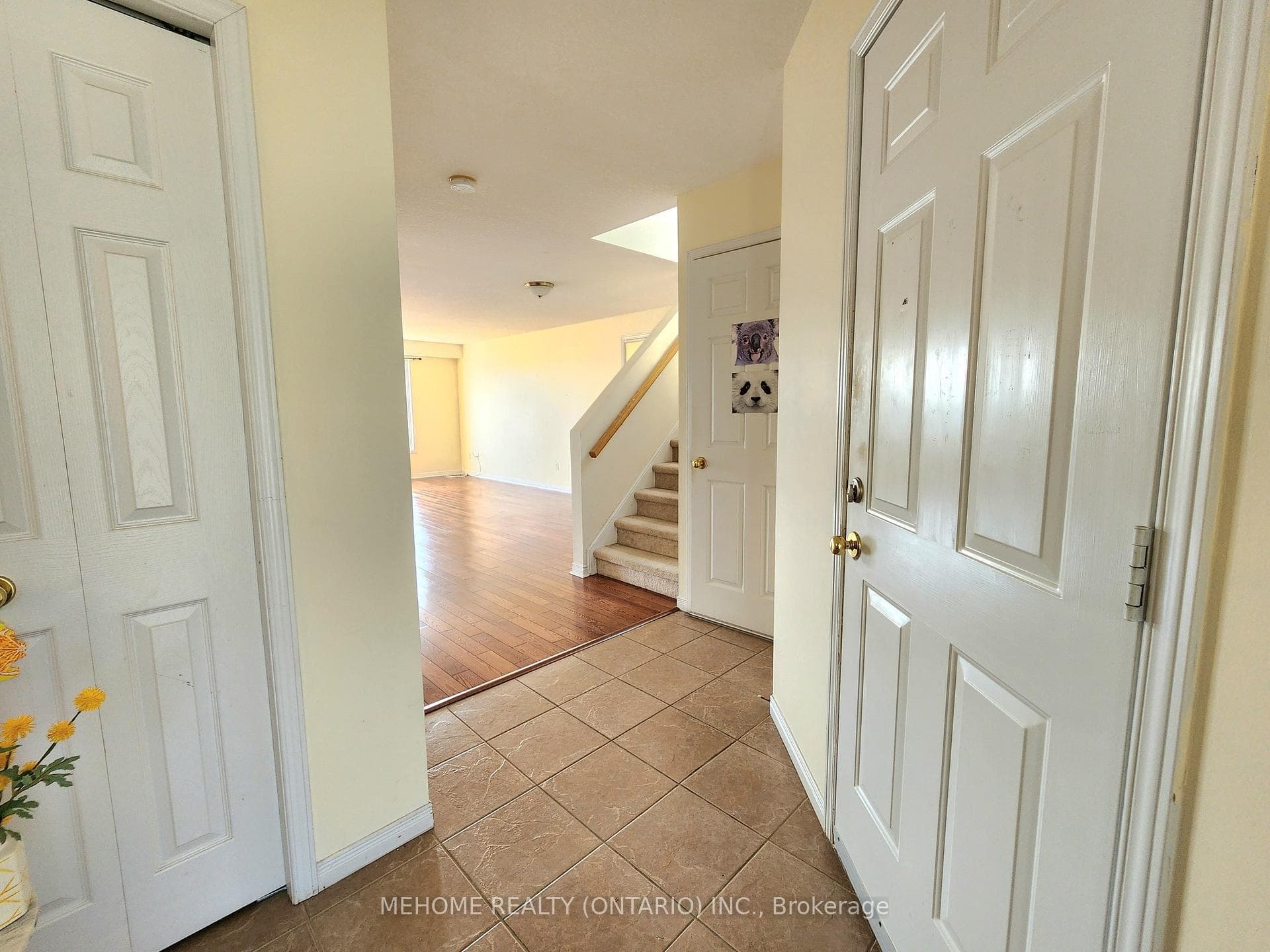 369 Wake Robin Crescent photo 2