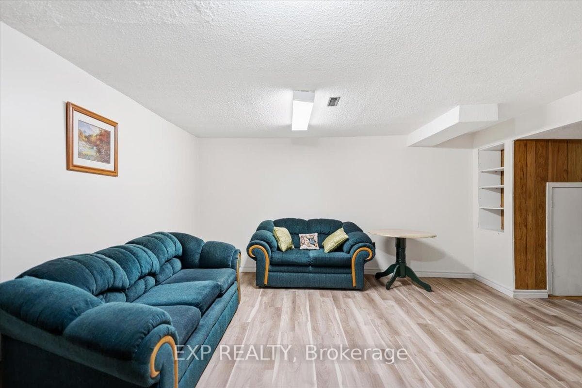 102 Red River Crescent photo 14