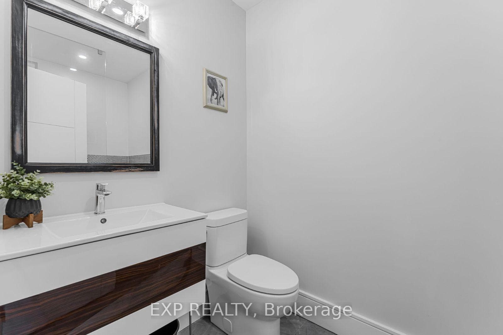 574 Stephens Crescent photo 42