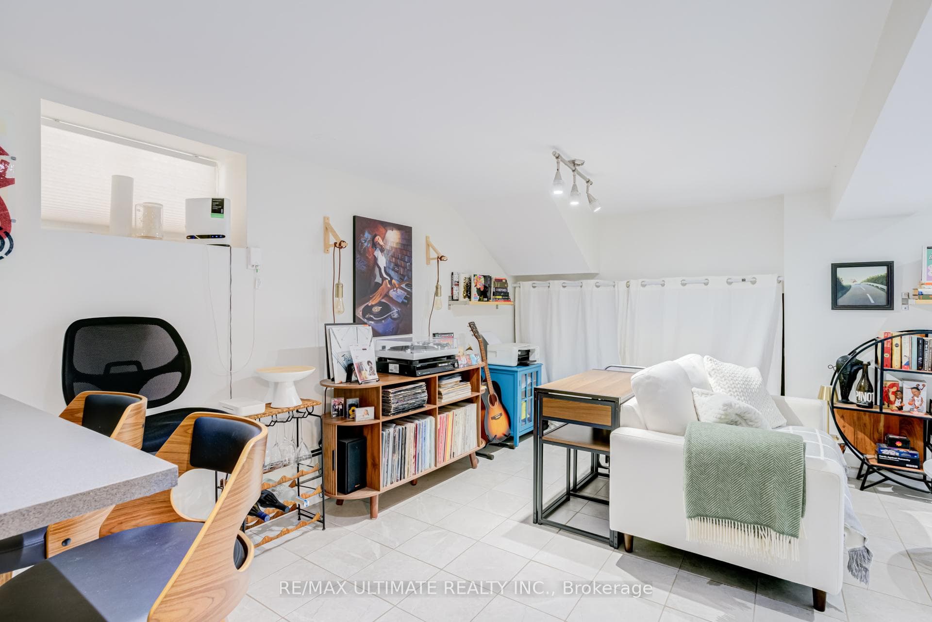 533 Kingston Road photo 12