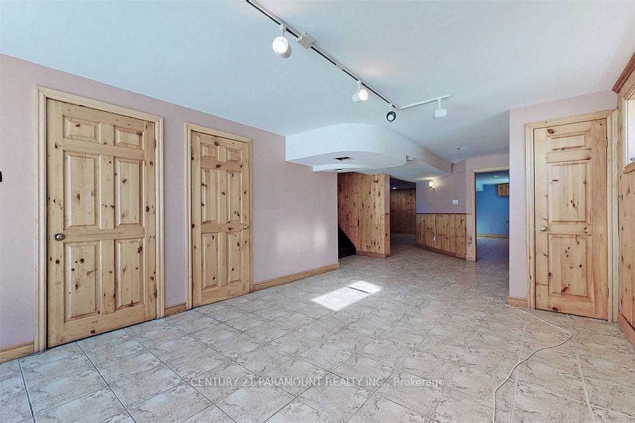 8748 Creditview Road photo 11