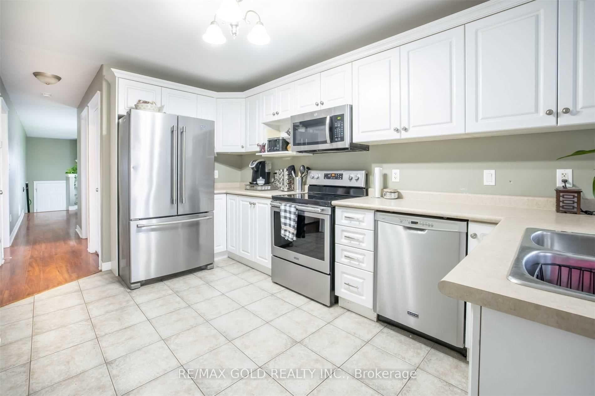 11 Rose Avenue photo 7