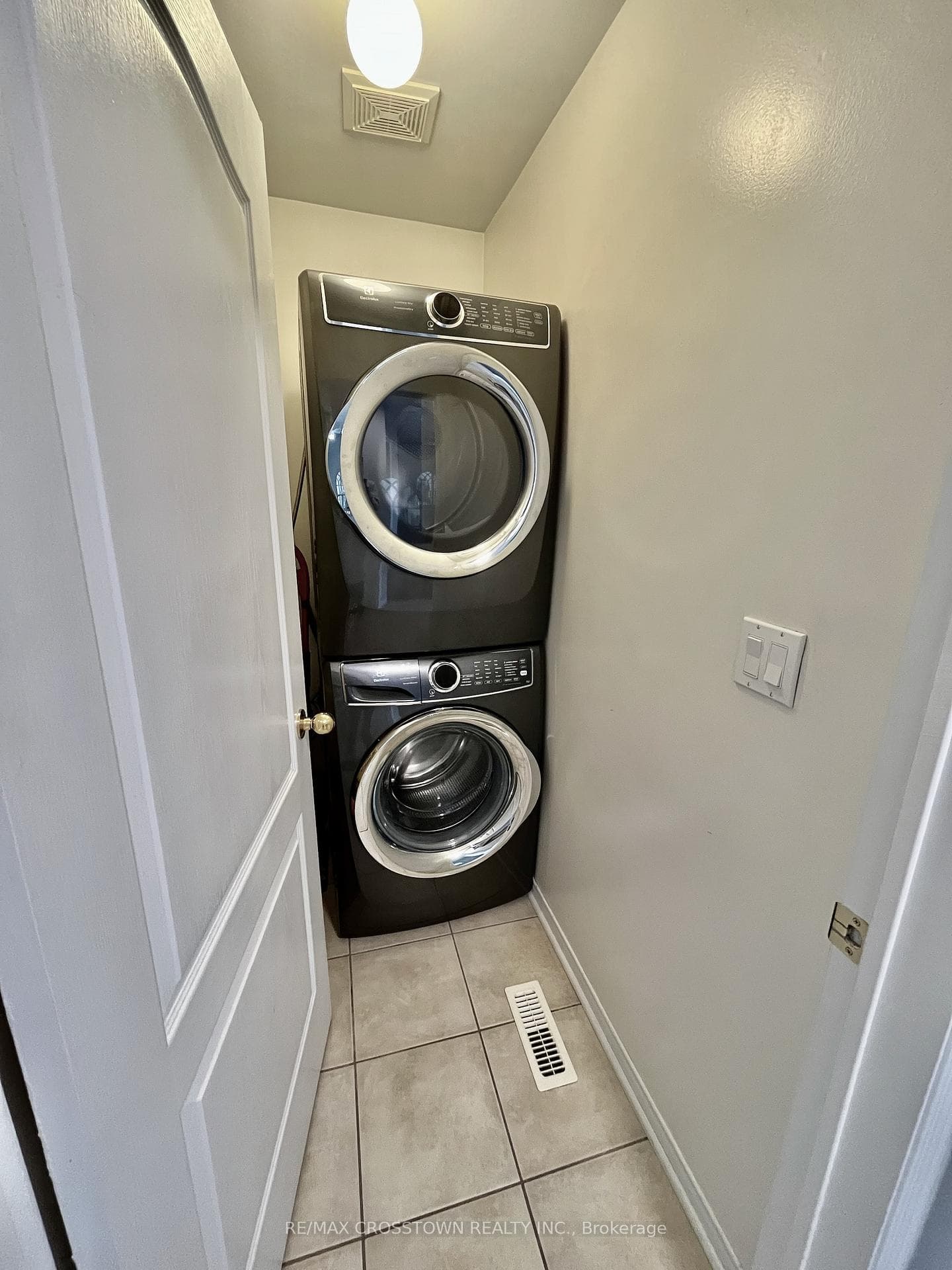 60 IPSWICH Place photo 32