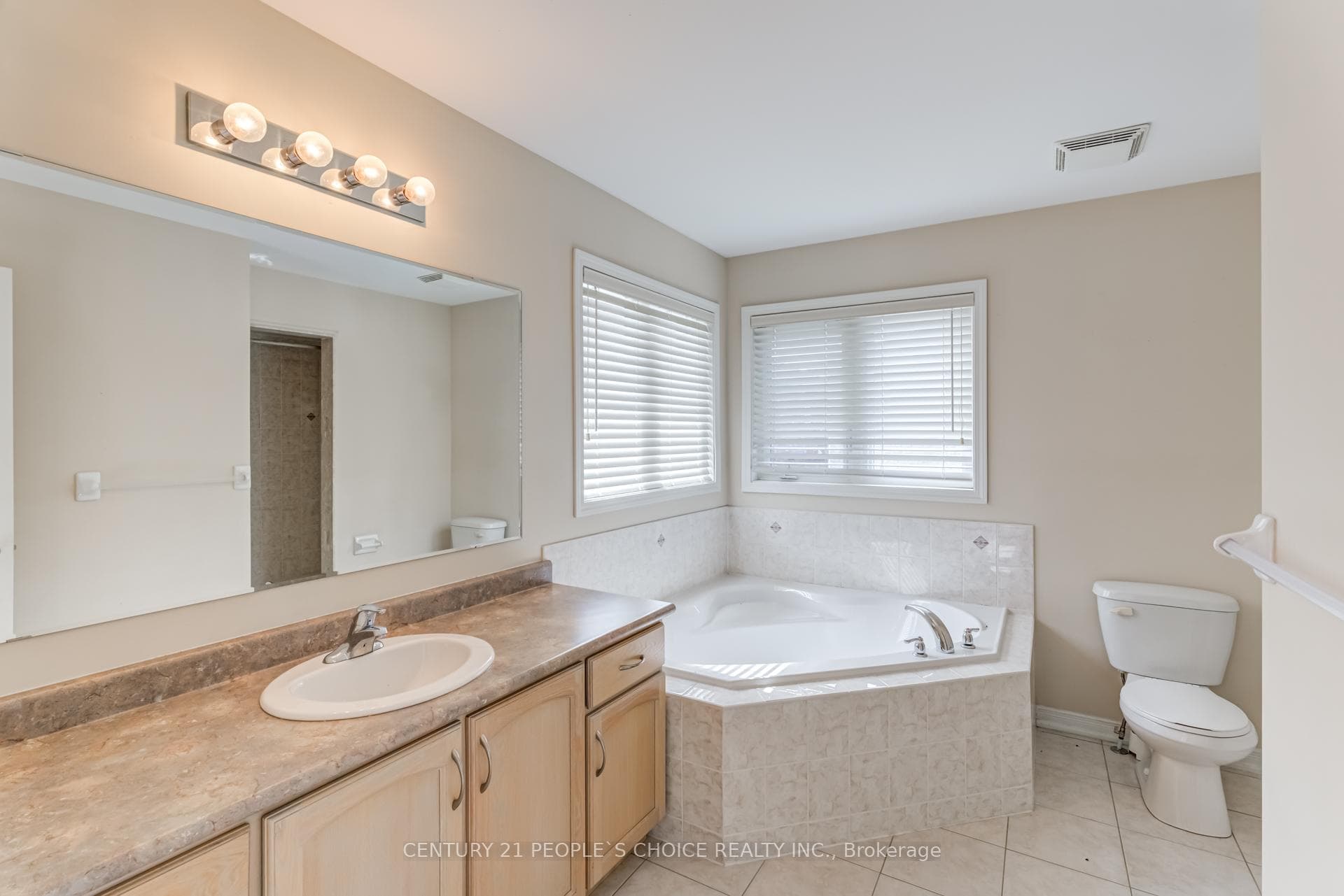 95 Richardson Crescent photo 32