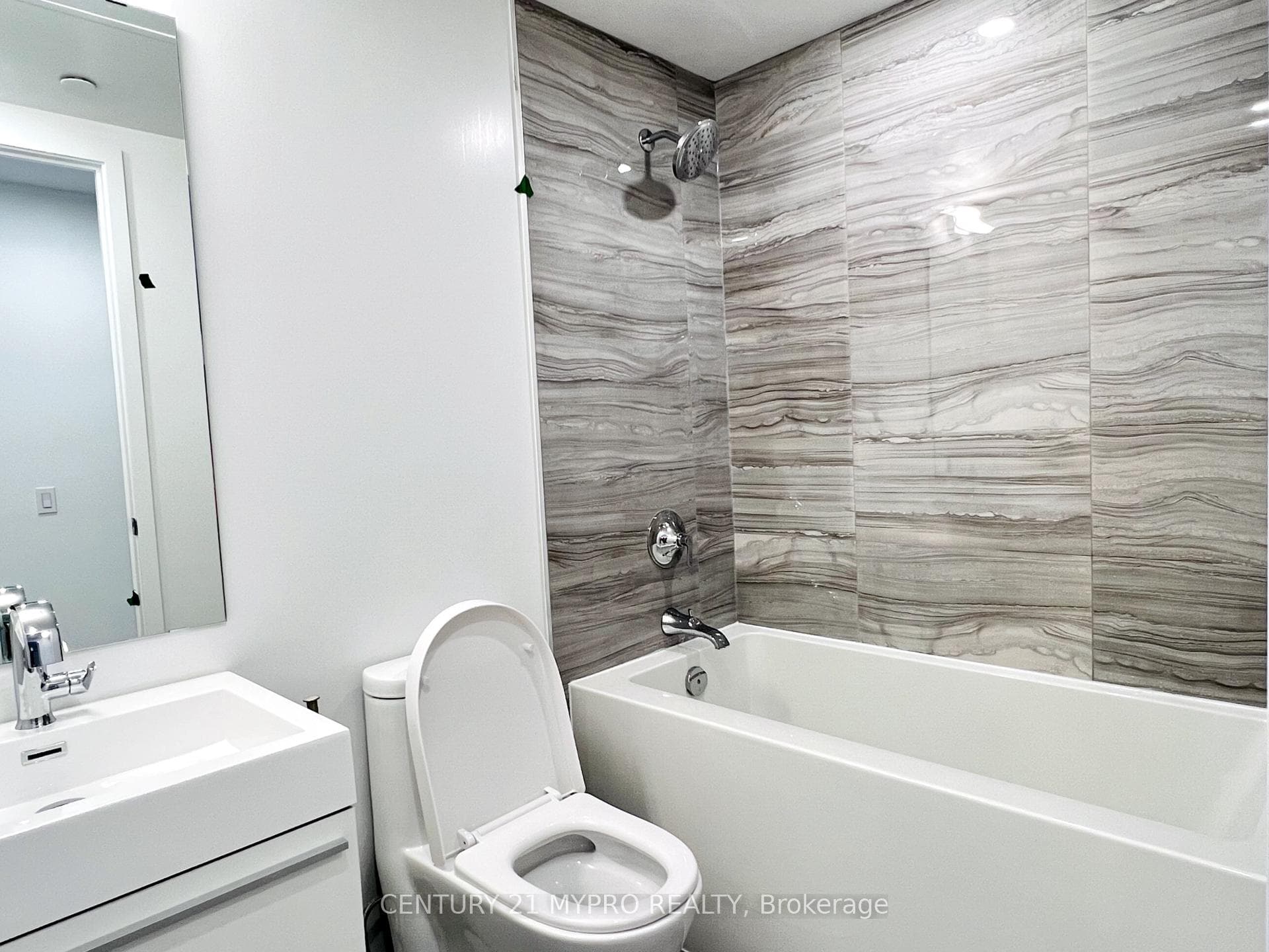39 Roehampton Avenue Unit 702 photo 10